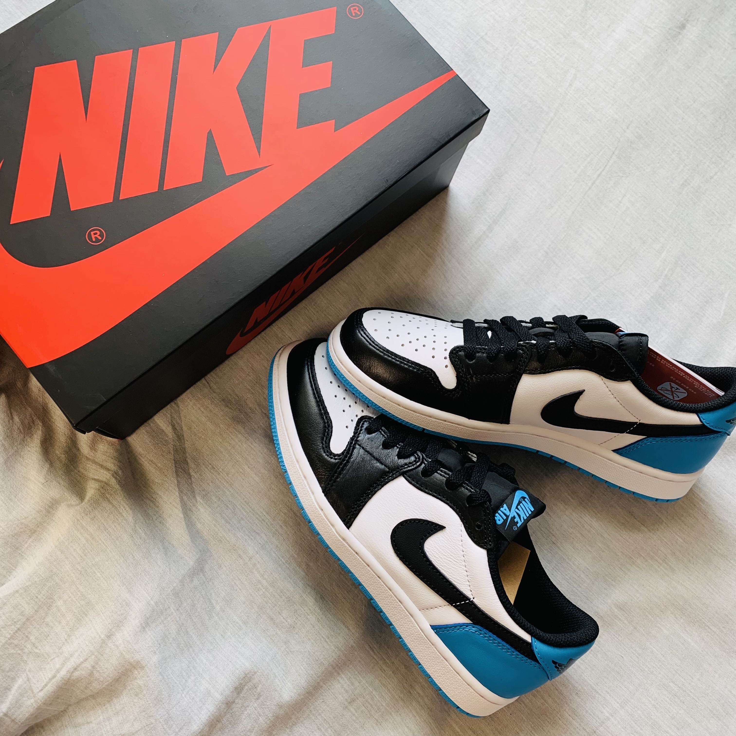 Jordan 1 Retro Low OG Black and Dark Powder Blue 착용 스타일