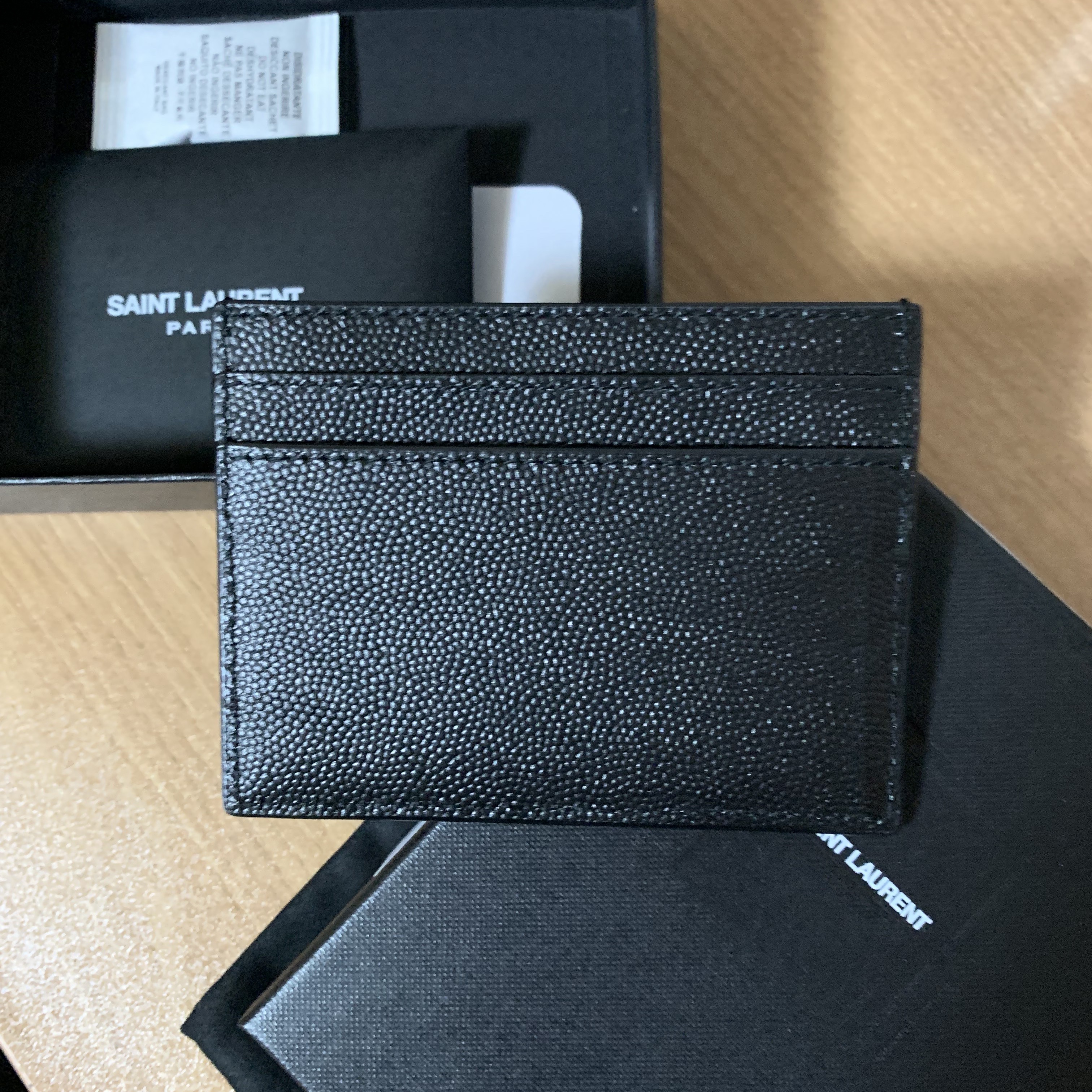 Saint Laurent Paris Credit Card Case in Grain de Poudre Embossed Leather Black 착용 스타일 - 2