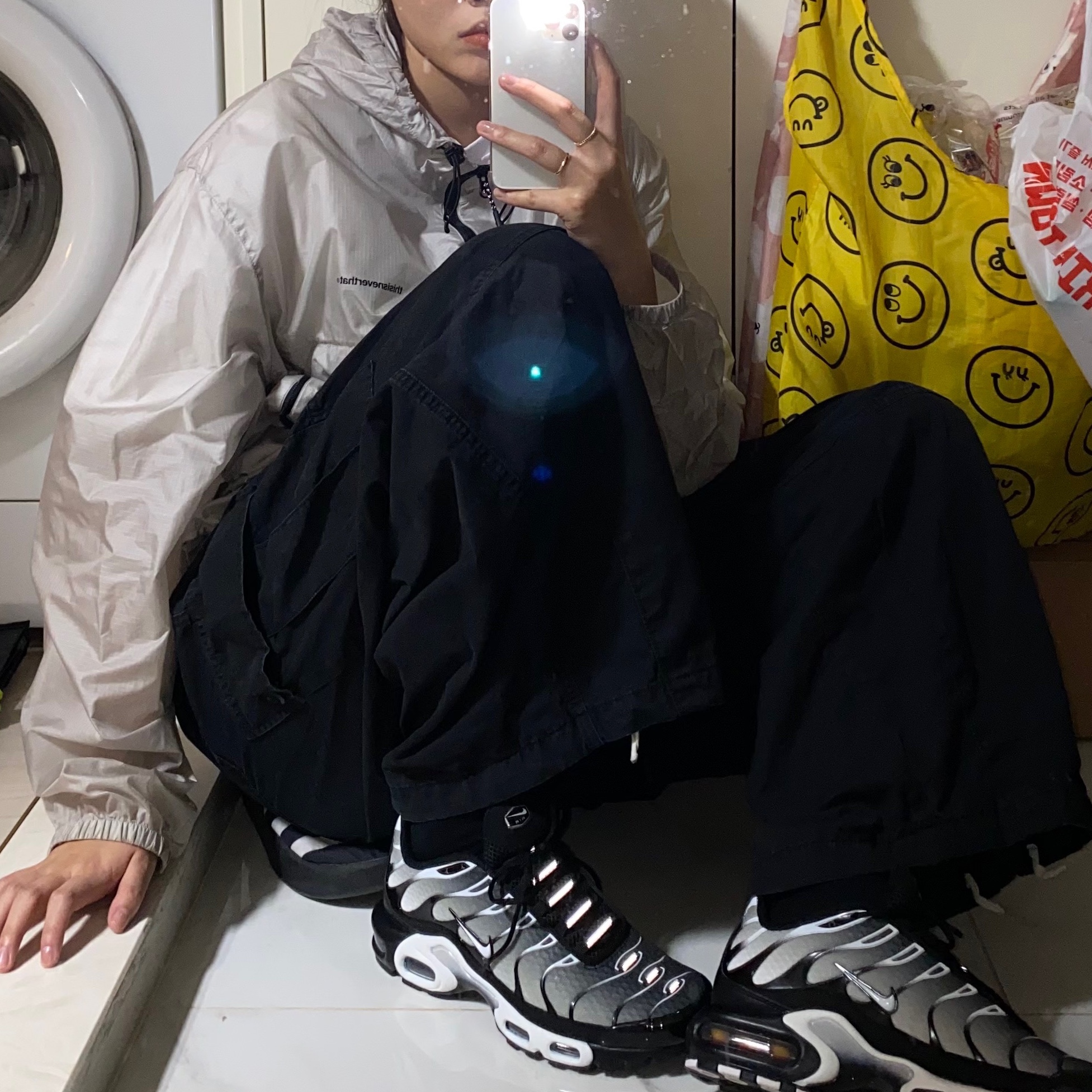 Nike Air Max Plus Black Metallic Silver 착용 스타일