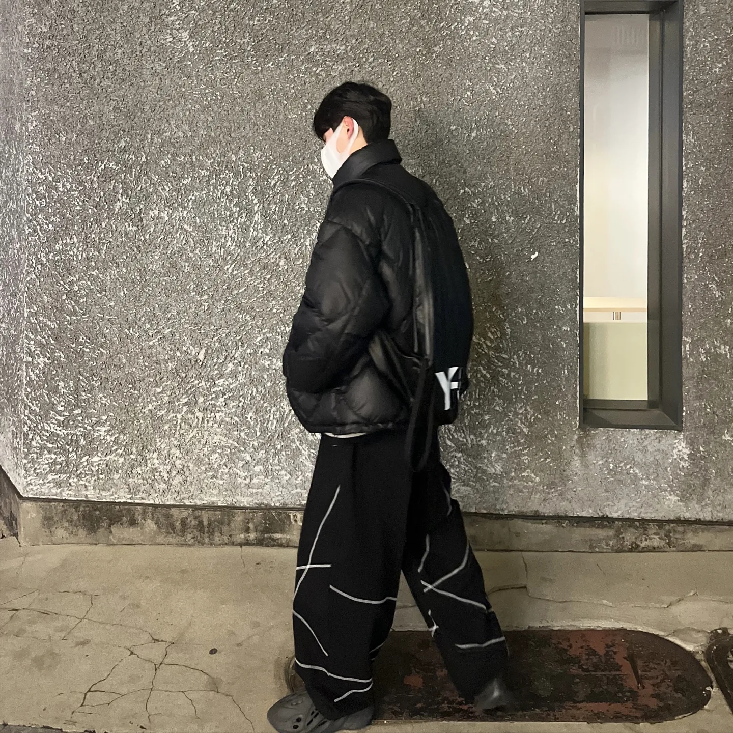Adidas Yeezy Foam RNNR Onyx 착용 스타일 - 3