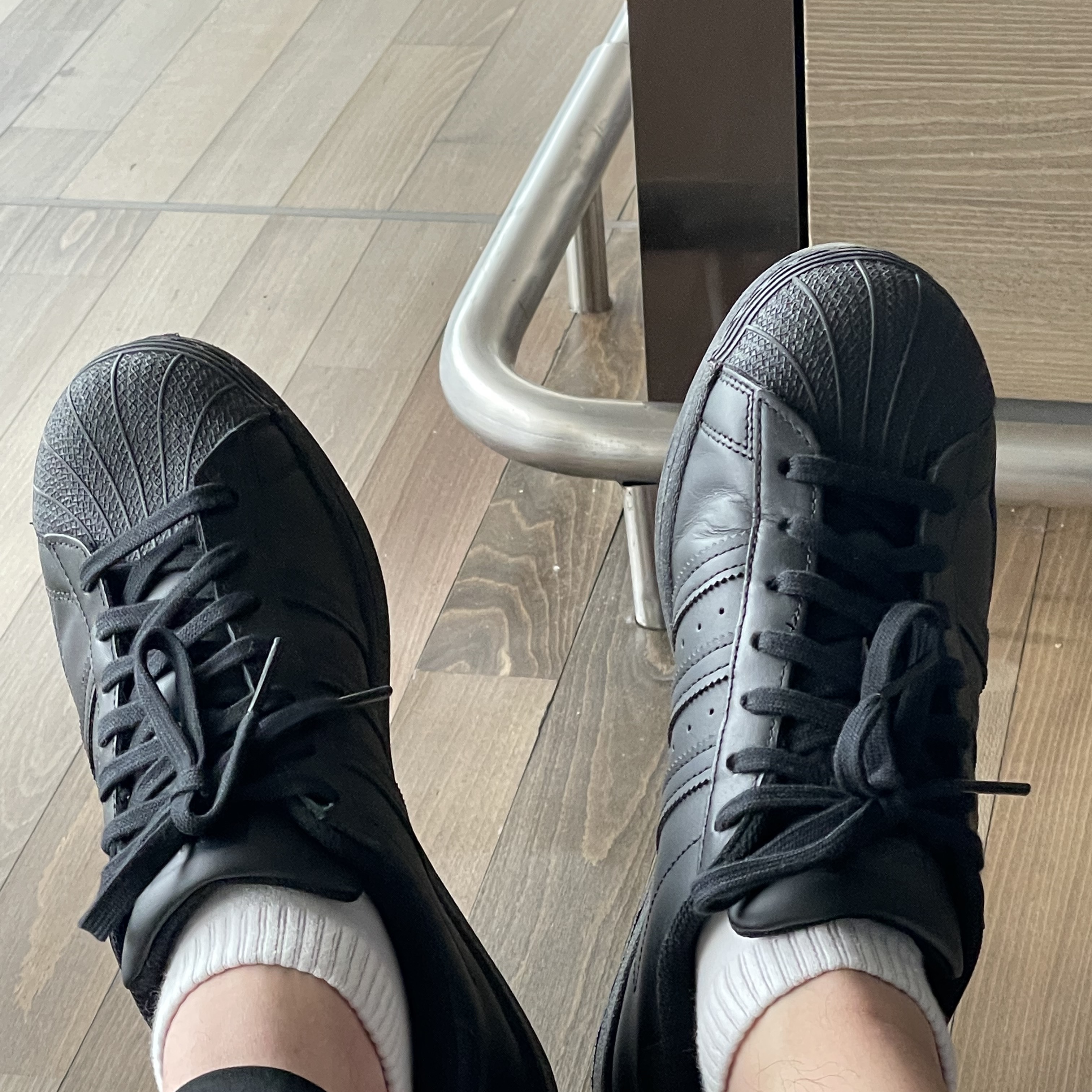Adidas Superstar Triple Black 착용 스타일