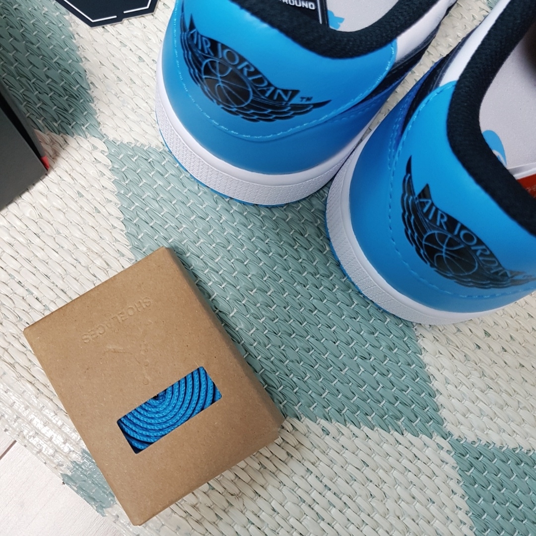 Jordan 1 Retro Low OG Black and Dark Powder Blue 착용 스타일 - 3