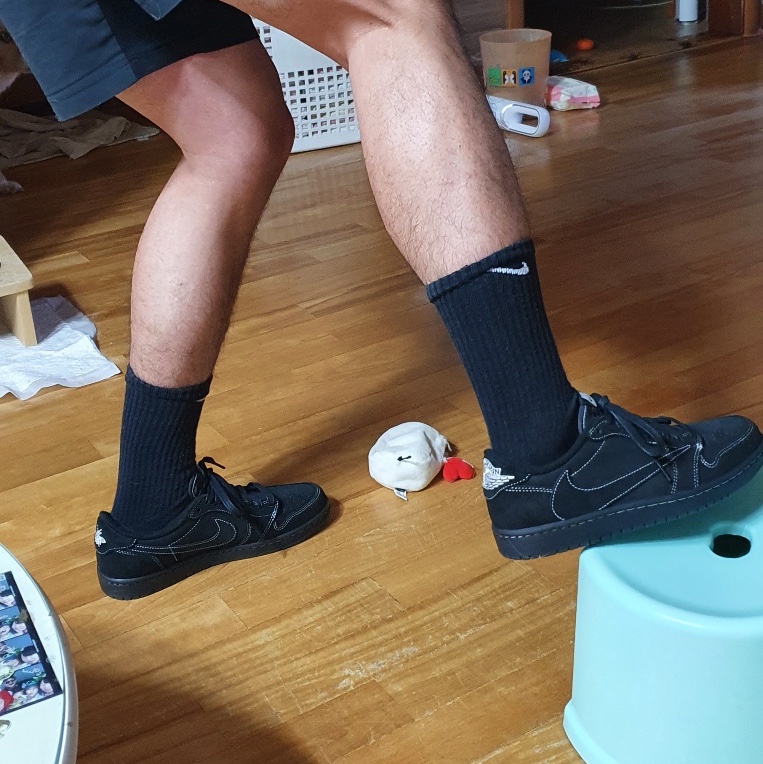Jordan 1 x Travis Scott Retro Low OG SP Black Phantom 착용 스타일