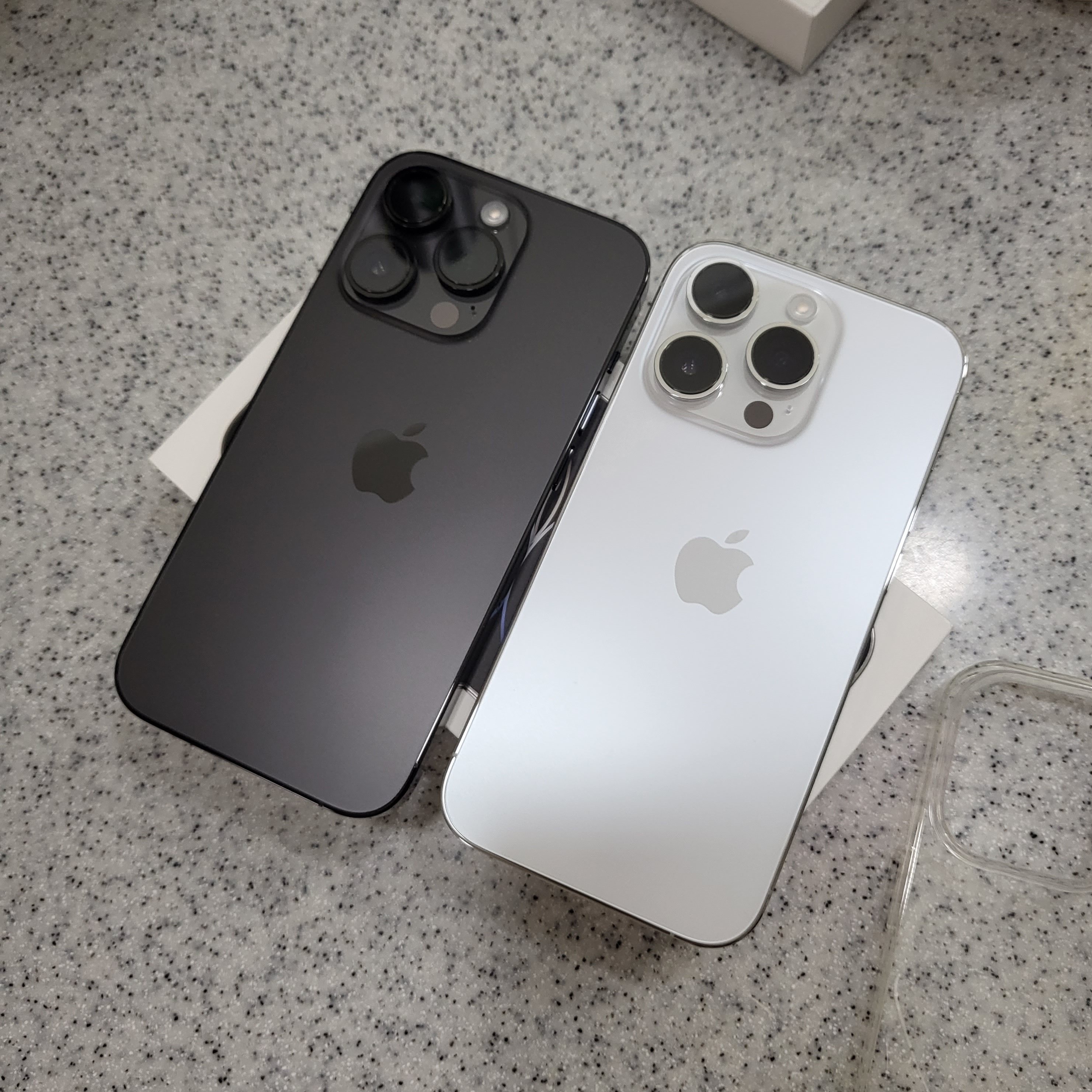 Apple iPhone 14 Pro 256GB Space Black (Korean Ver.), Apple iPhone 14 Pro 256GB Silver (Korean Ver.) 착용 스타일