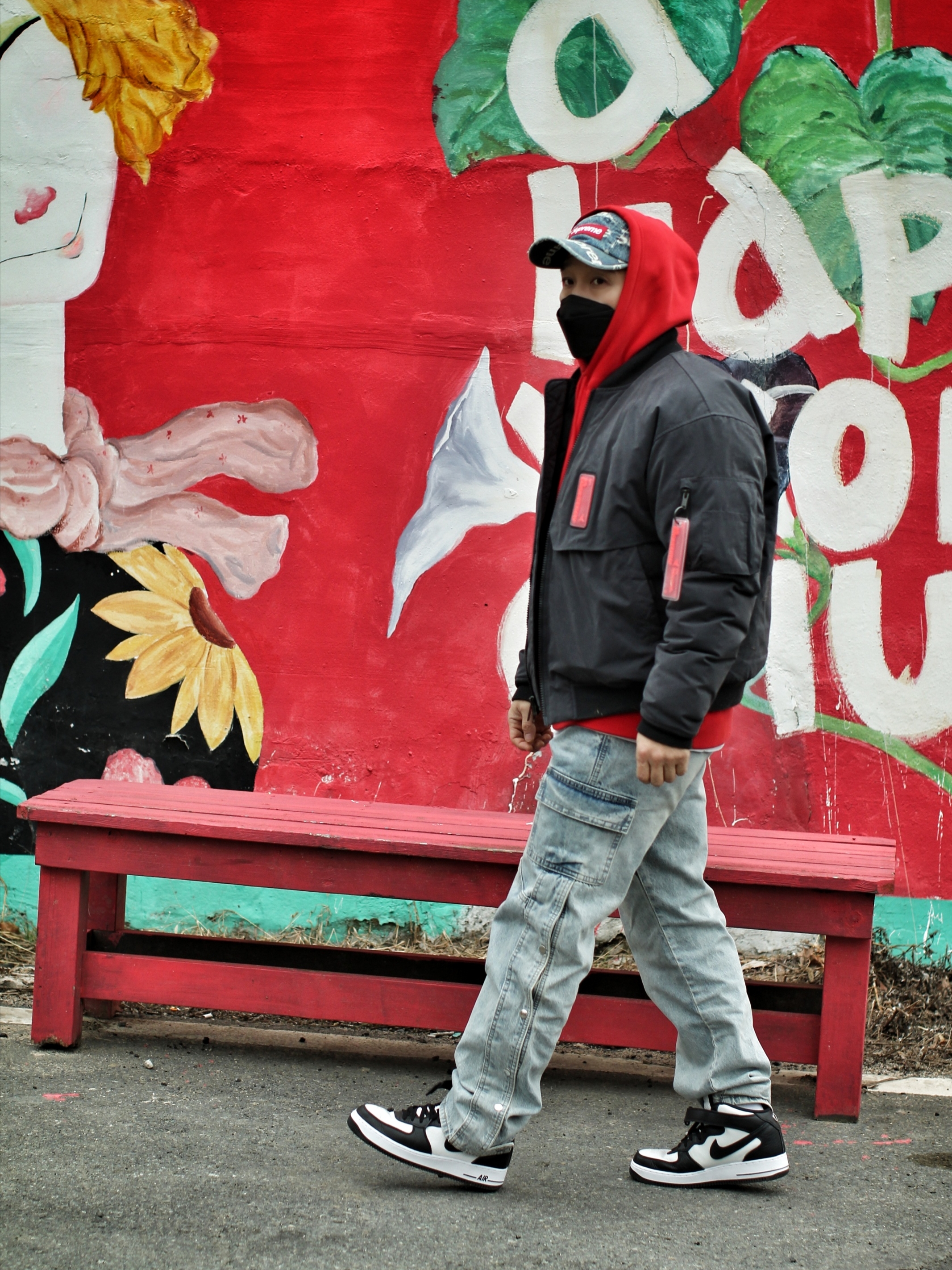 Supreme Frayed Logos Denim Camp Cap Blue - 21SS, Nike x Stussy Air Force 1 '07 Mid SP Black and Light Bone 착용 스타일 - 1
