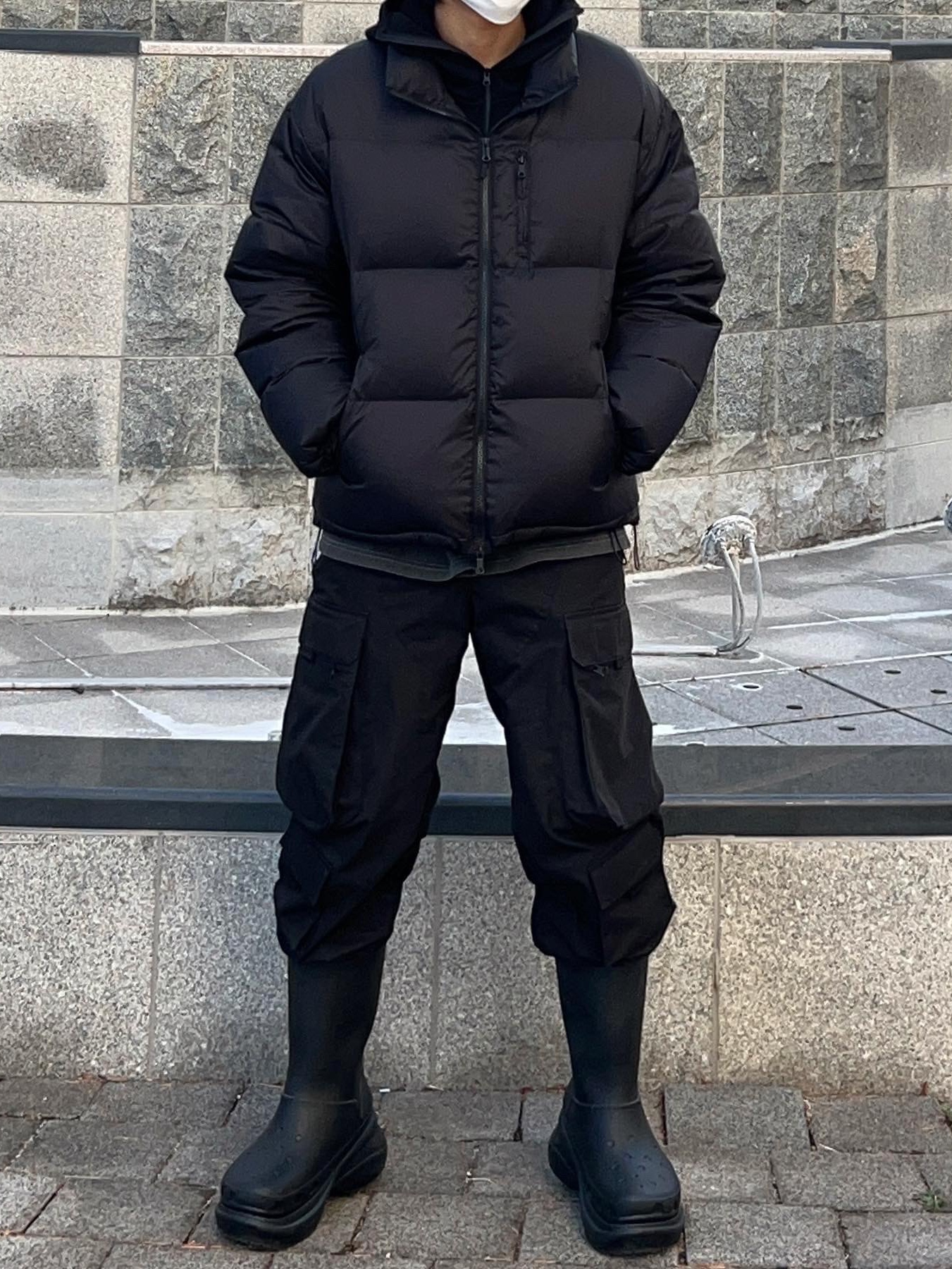 Balenciaga x Crocs Rubber Boot Black 착용 스타일 - 4