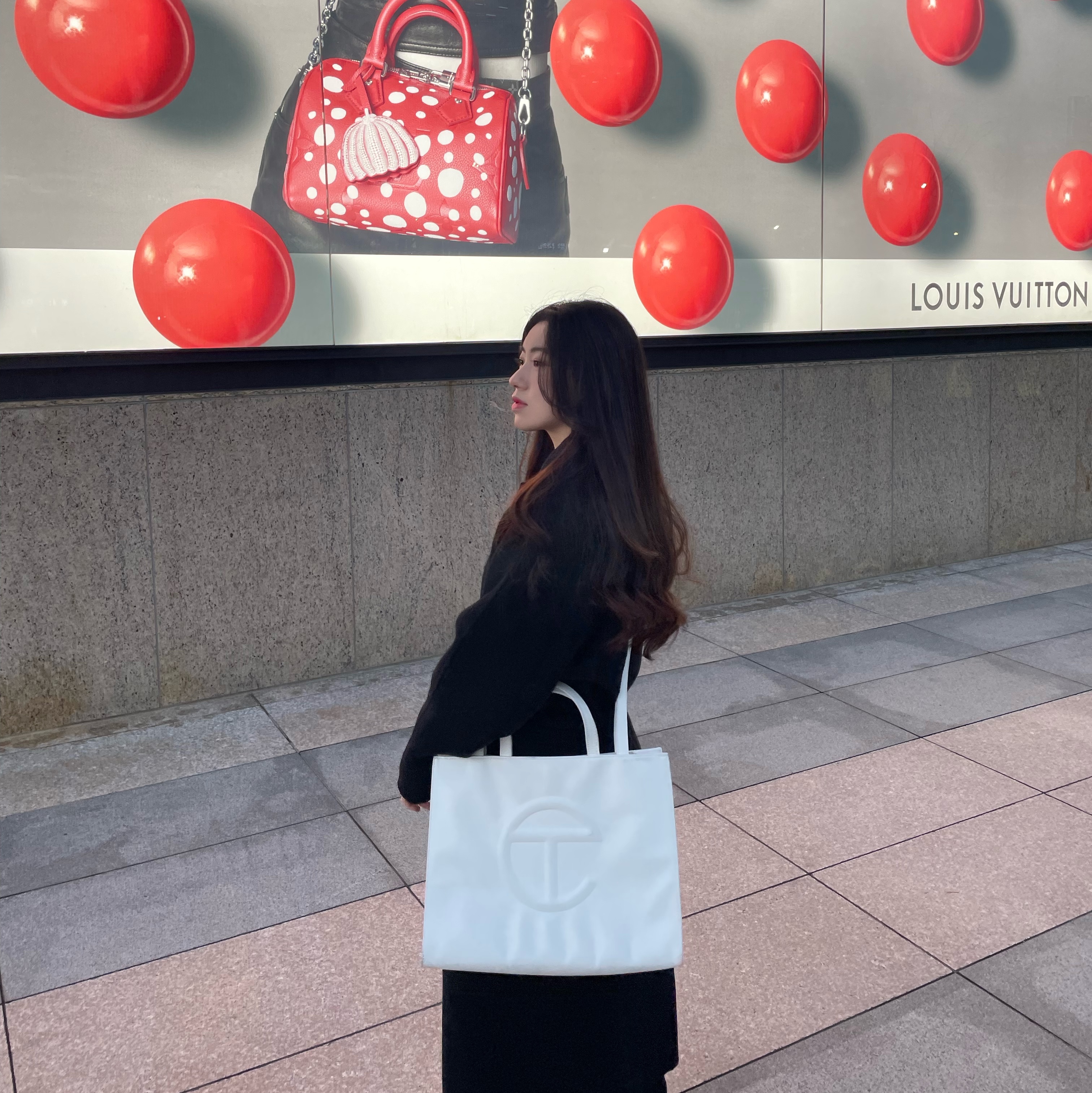 Telfar Medium Shopping Bag White 착용 스타일 - 1