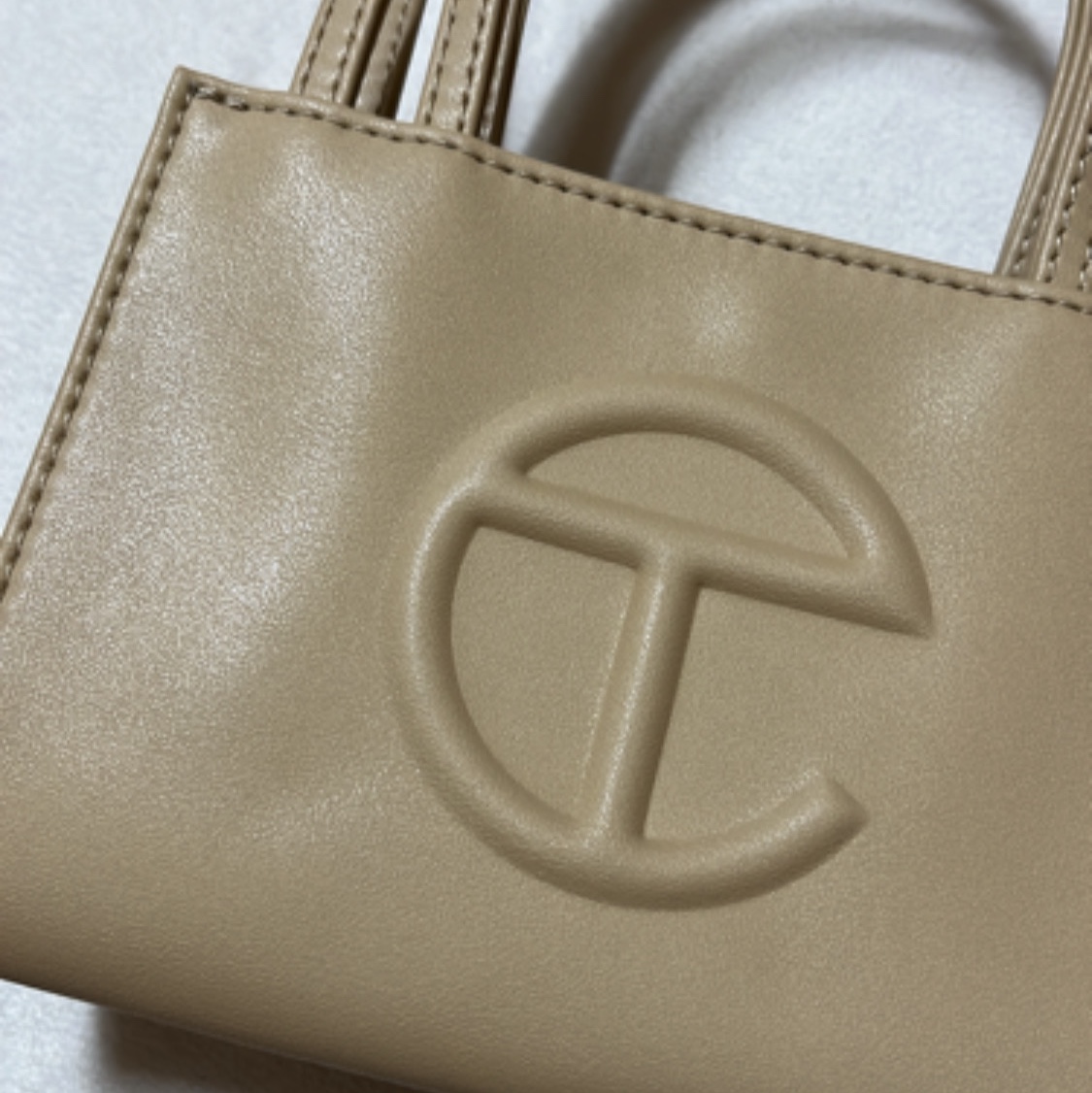 Telfar Small Shopping Bag Cream 착용 스타일