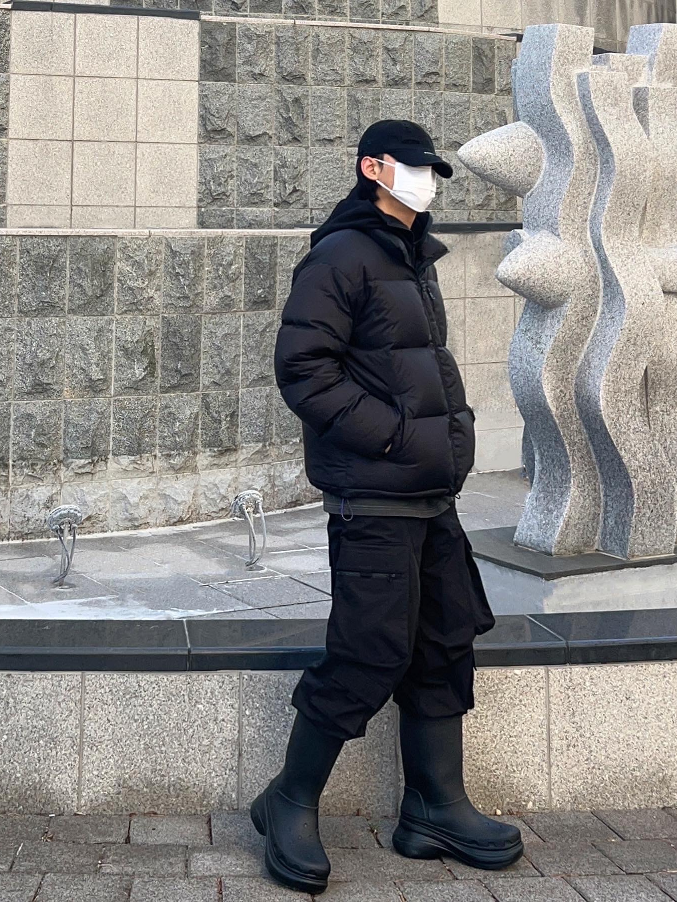 Balenciaga x Crocs Rubber Boot Black 착용 스타일 - 3