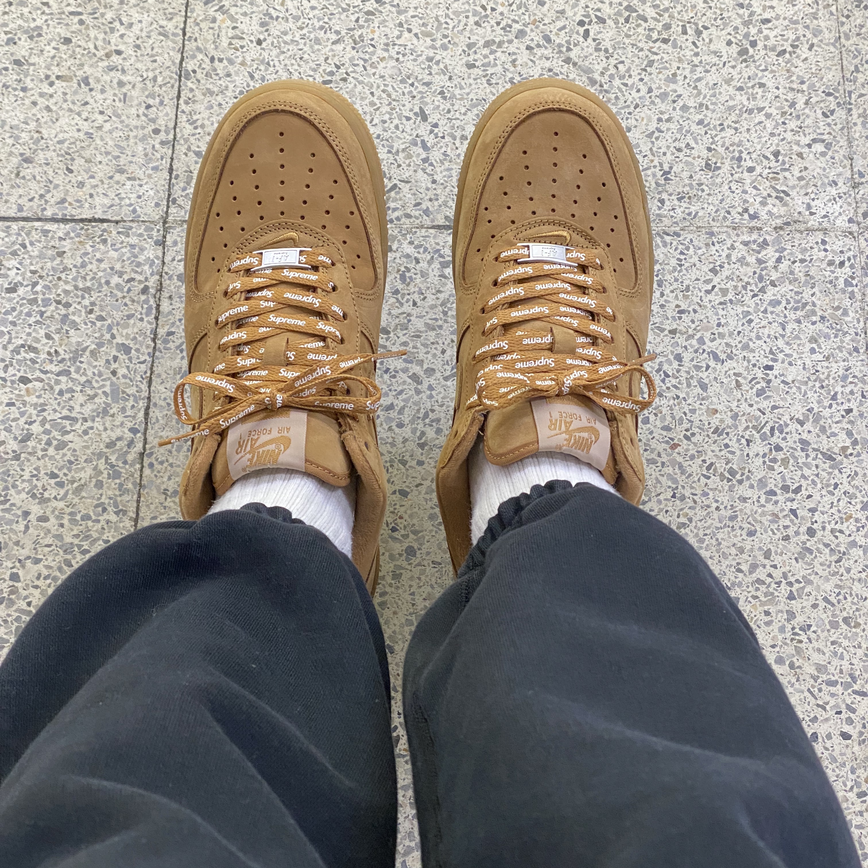 Nike x Supreme Air Force 1 Low Flax 착용 스타일