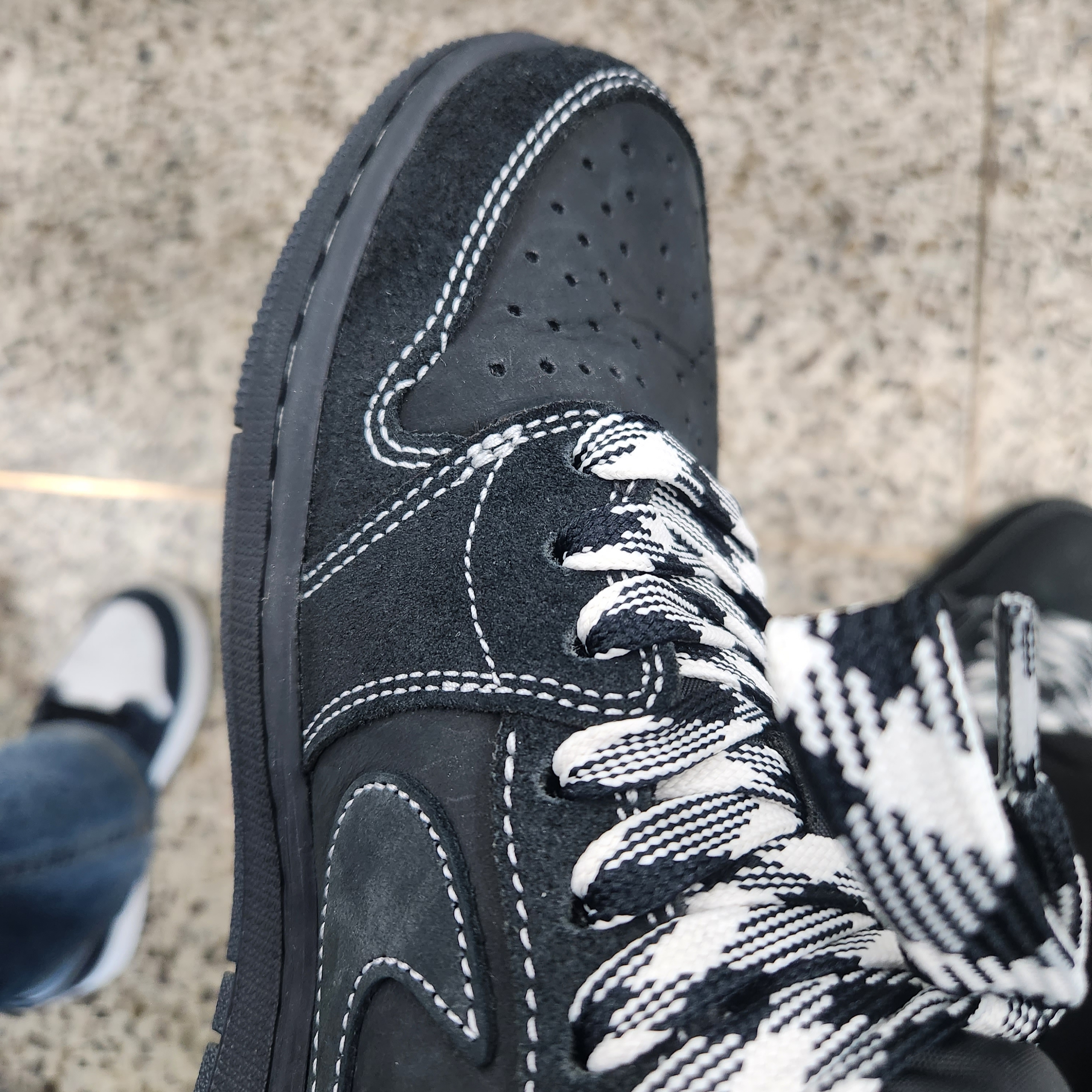 Jordan 1 x Travis Scott Retro Low OG SP Black Phantom 착용 스타일 - 2