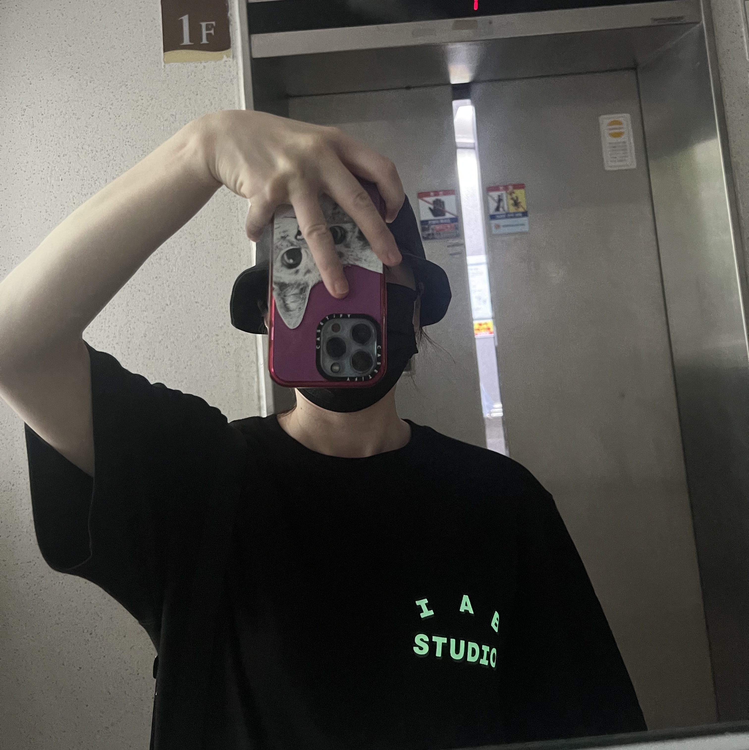 IAB Studio Black Glow T-Shirt 착용 스타일