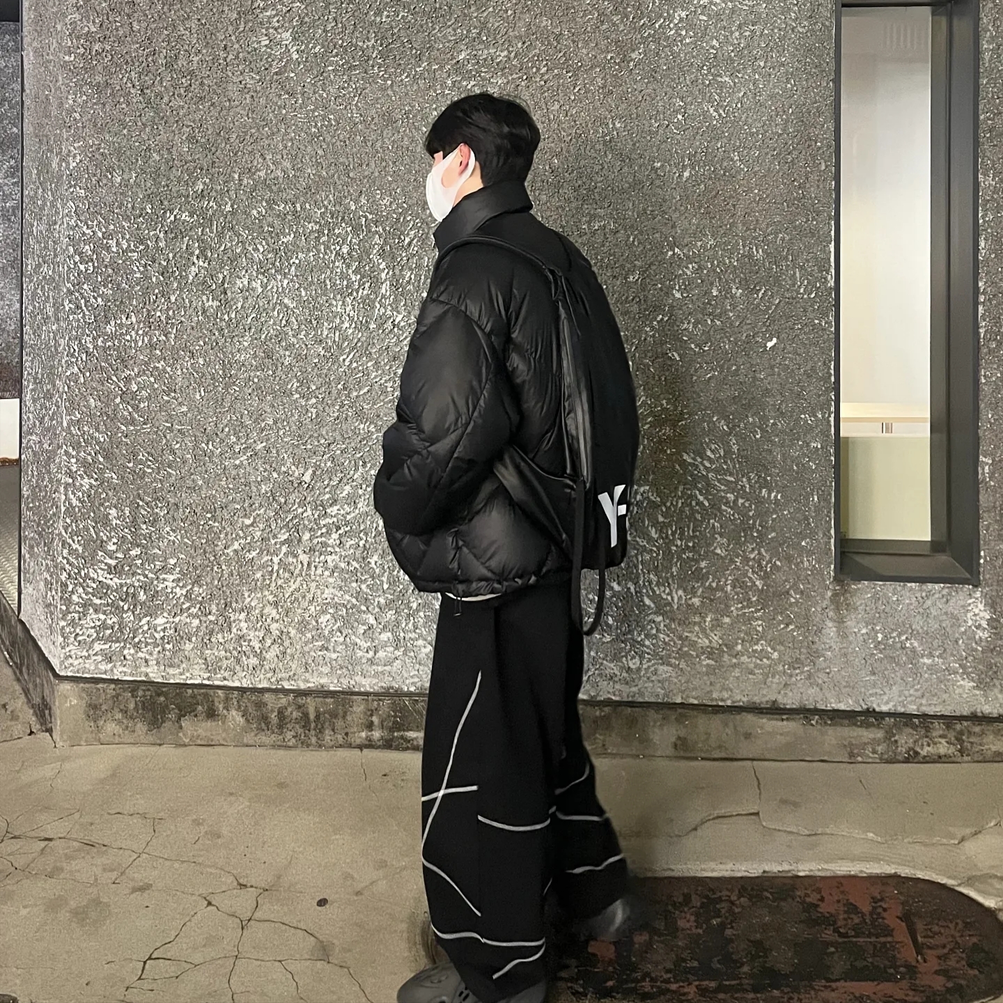 Adidas Yeezy Foam RNNR Onyx 착용 스타일 - 2