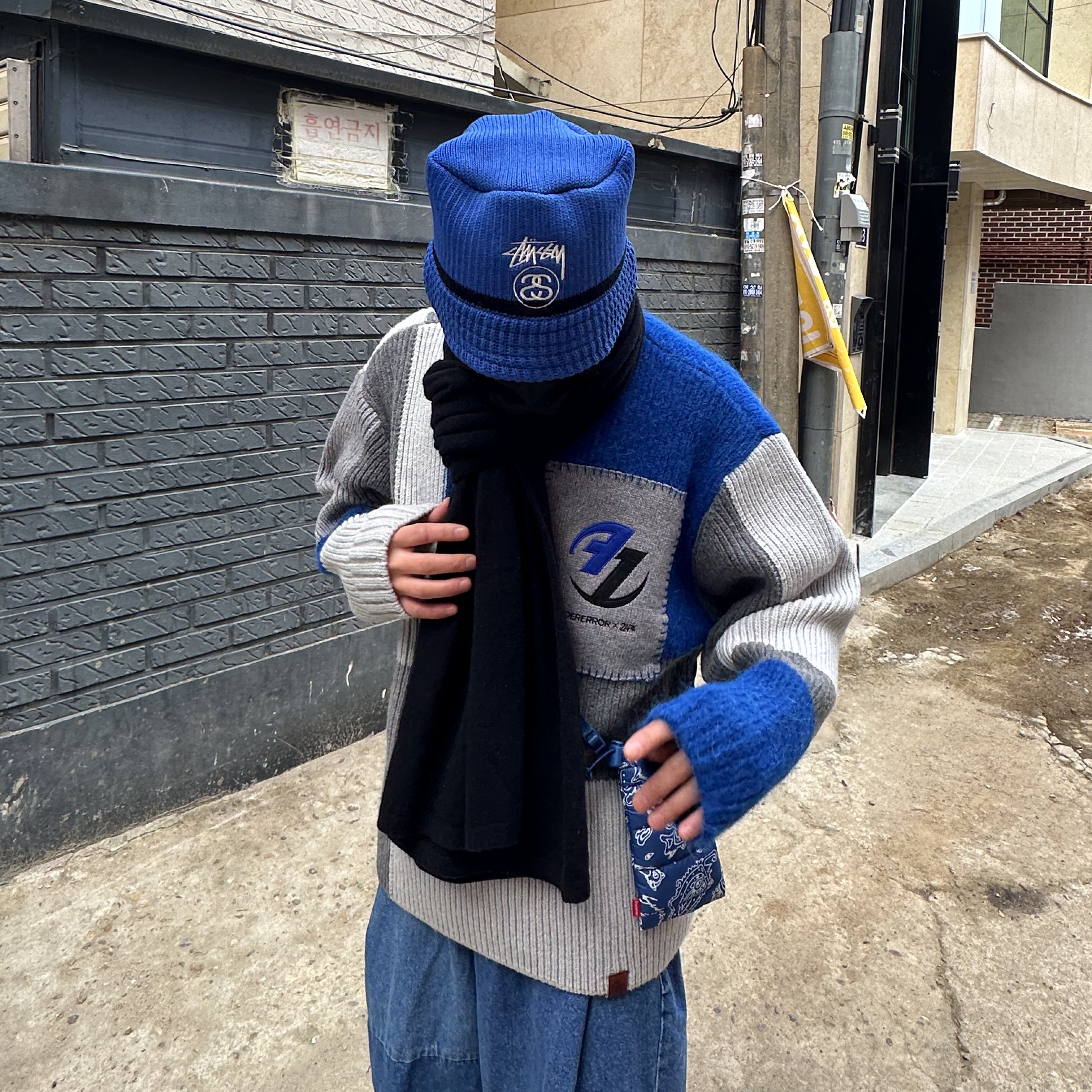 Zara x Ader Error Patchwork Oversize Knit Sweater Multicolor, Stussy SS Link Knit Bucket Hat Blue 착용 스타일 - 3