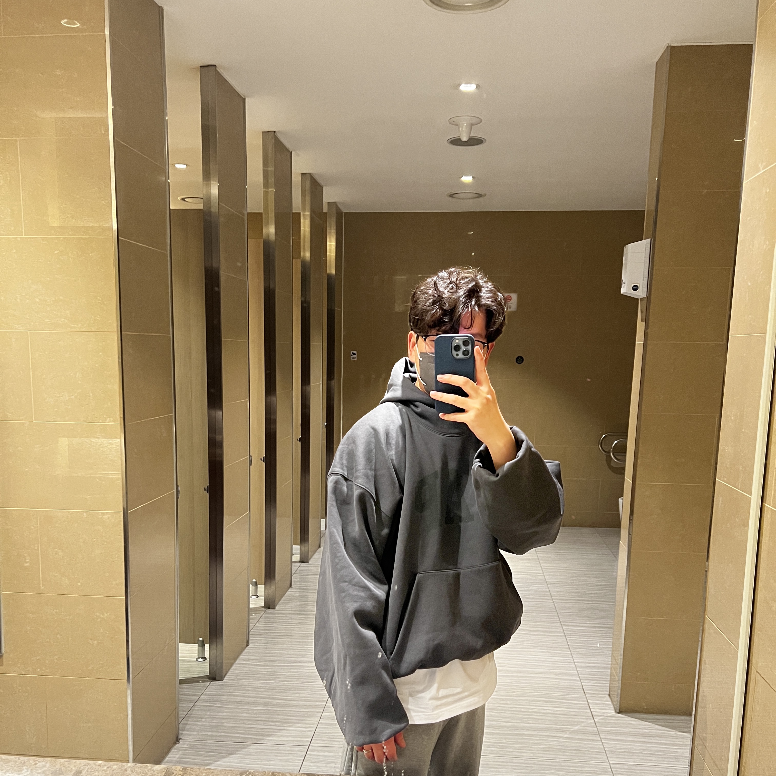 Yeezy Gap Engineered By Balenciaga Dove Hoodie Black, Maison Mihara Yasuhiro Blakey OG Sole Canvas Low-top Sneakers Black White 착용 스타일 - 2