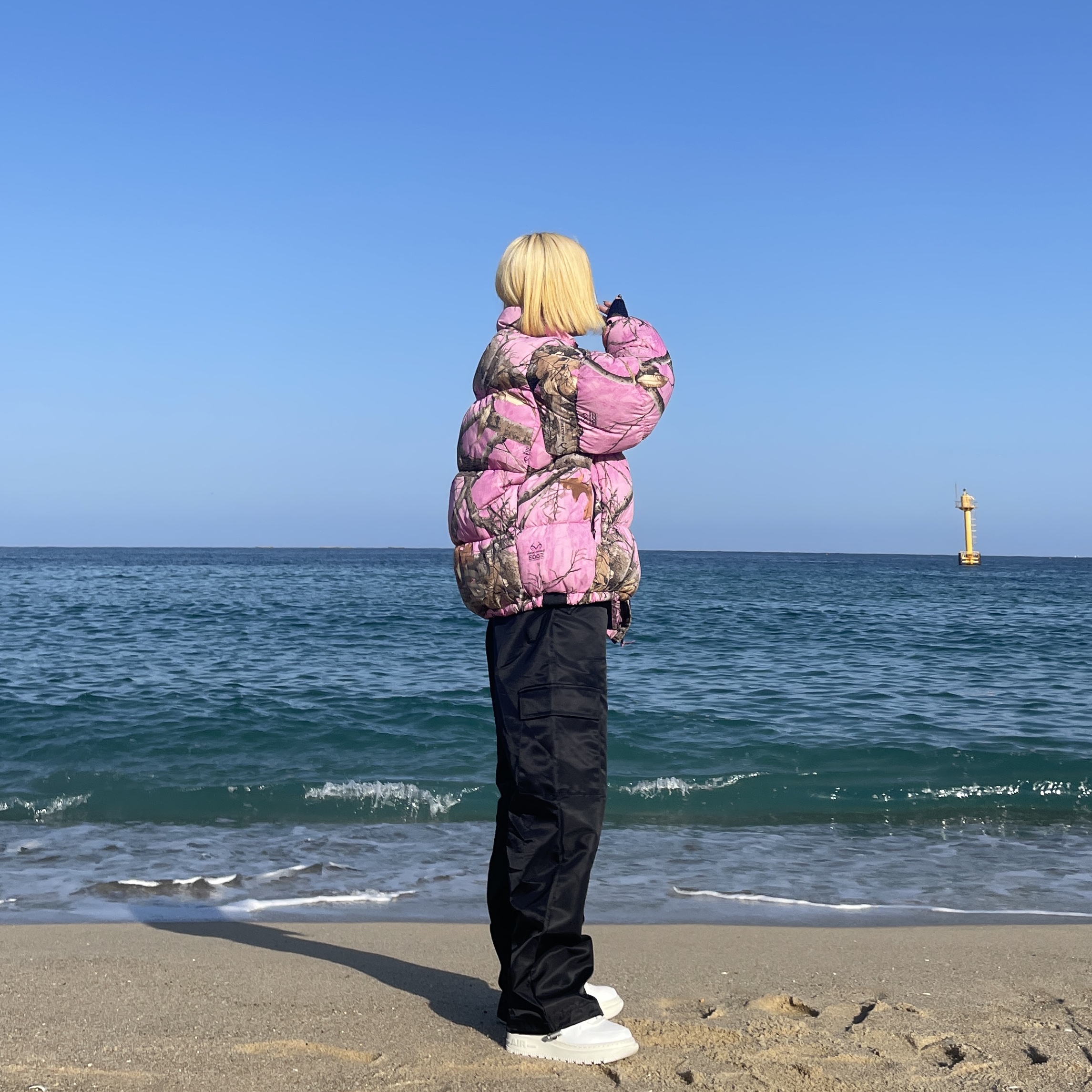 (W) Nike Air Force 1 High Utility 2.0 Summit White 착용 스타일 - 3