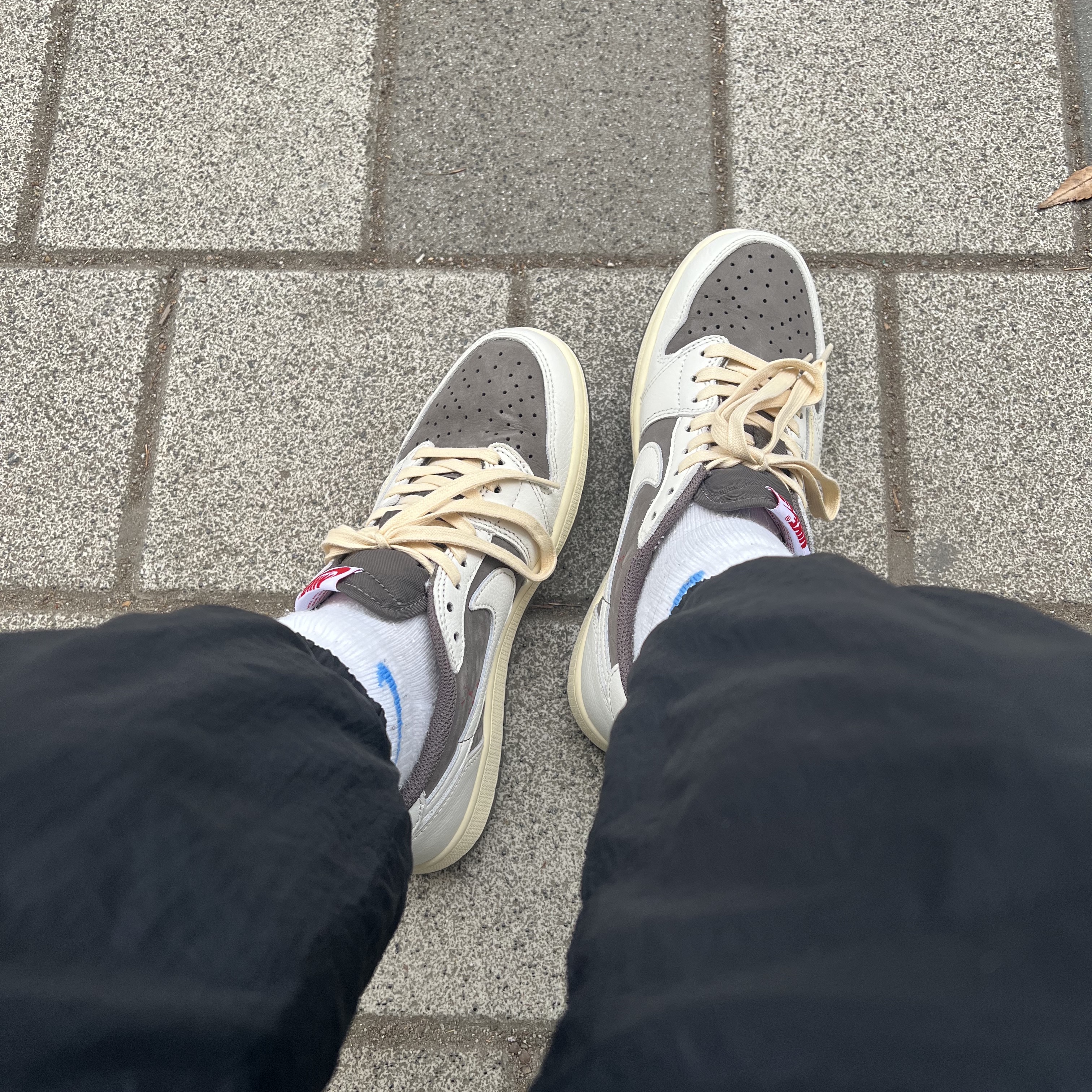 Jordan 1 x Travis Scott Retro Low OG SP Sail and Ridgerock 착용 스타일 - 1