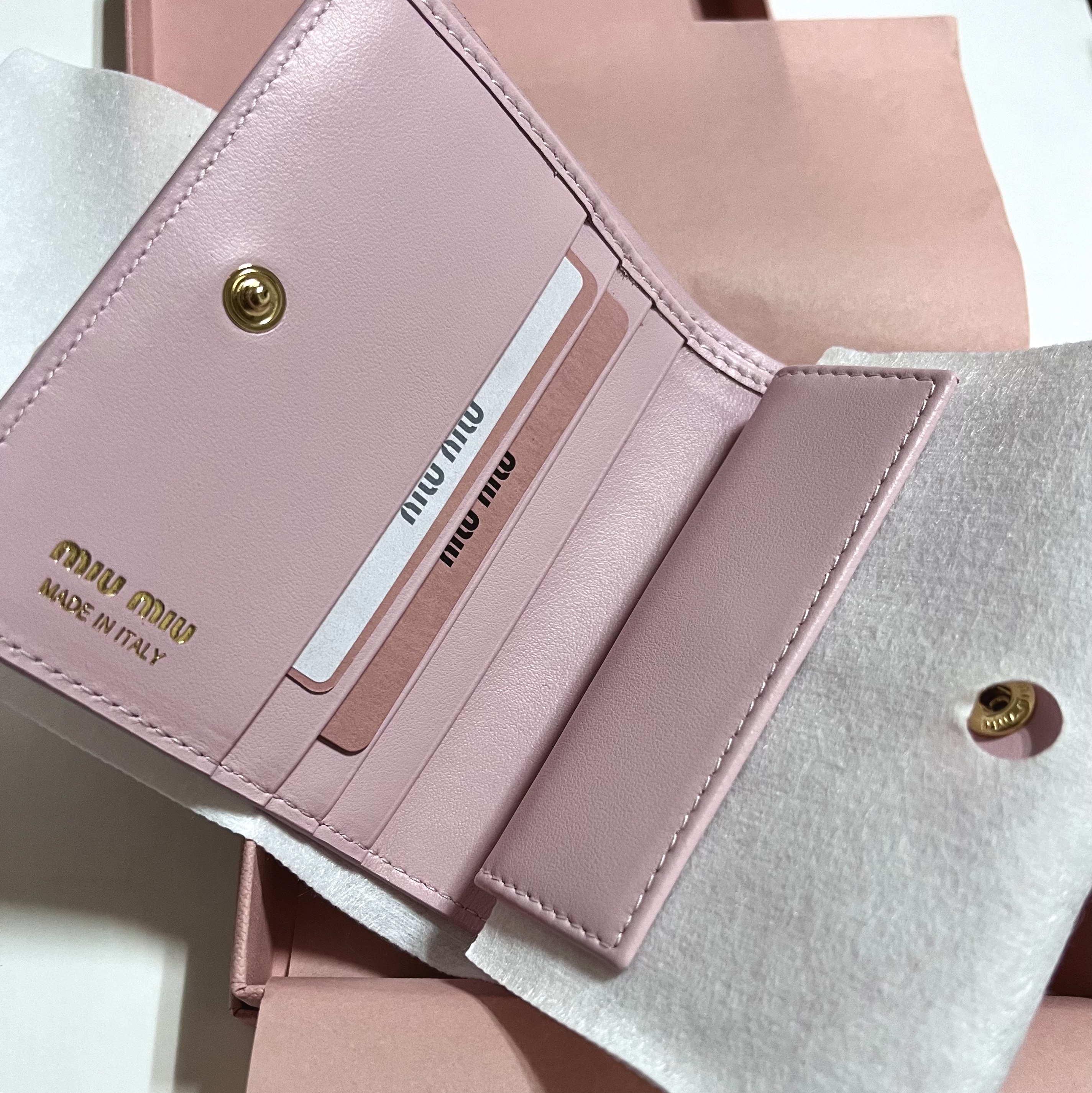 Miu Miu Embossed Lettering Logo Small Leather Wallet Alabaster Pink 착용 스타일 - 3