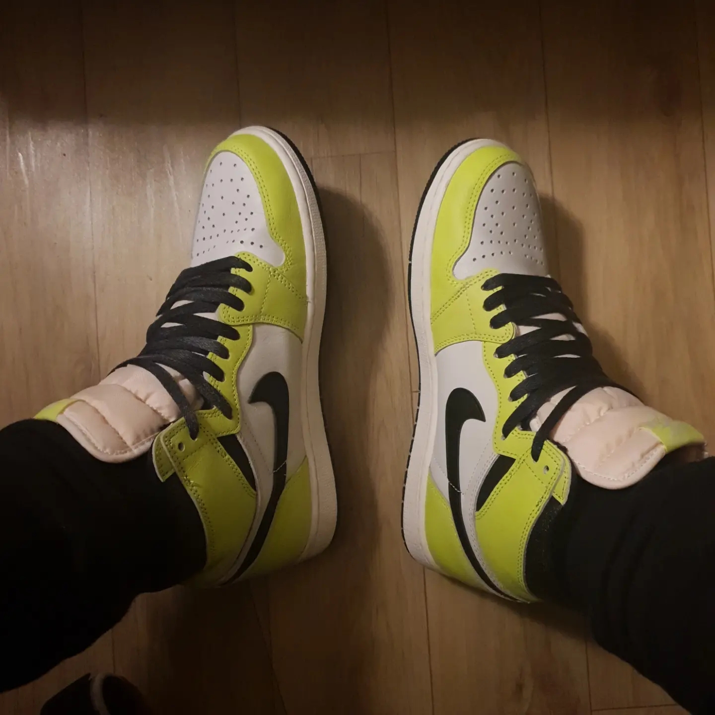 Jordan 1 Retro High OG Volt 착용 스타일 - 3