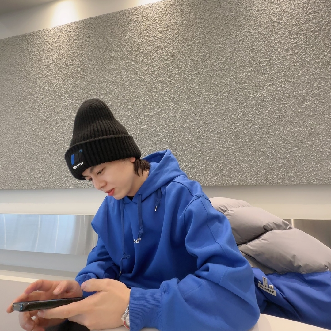 Ader Error x Zara Beanie Black, Casetify x Ader Error Galaxy Tetris Case Blue 착용 스타일 - 2