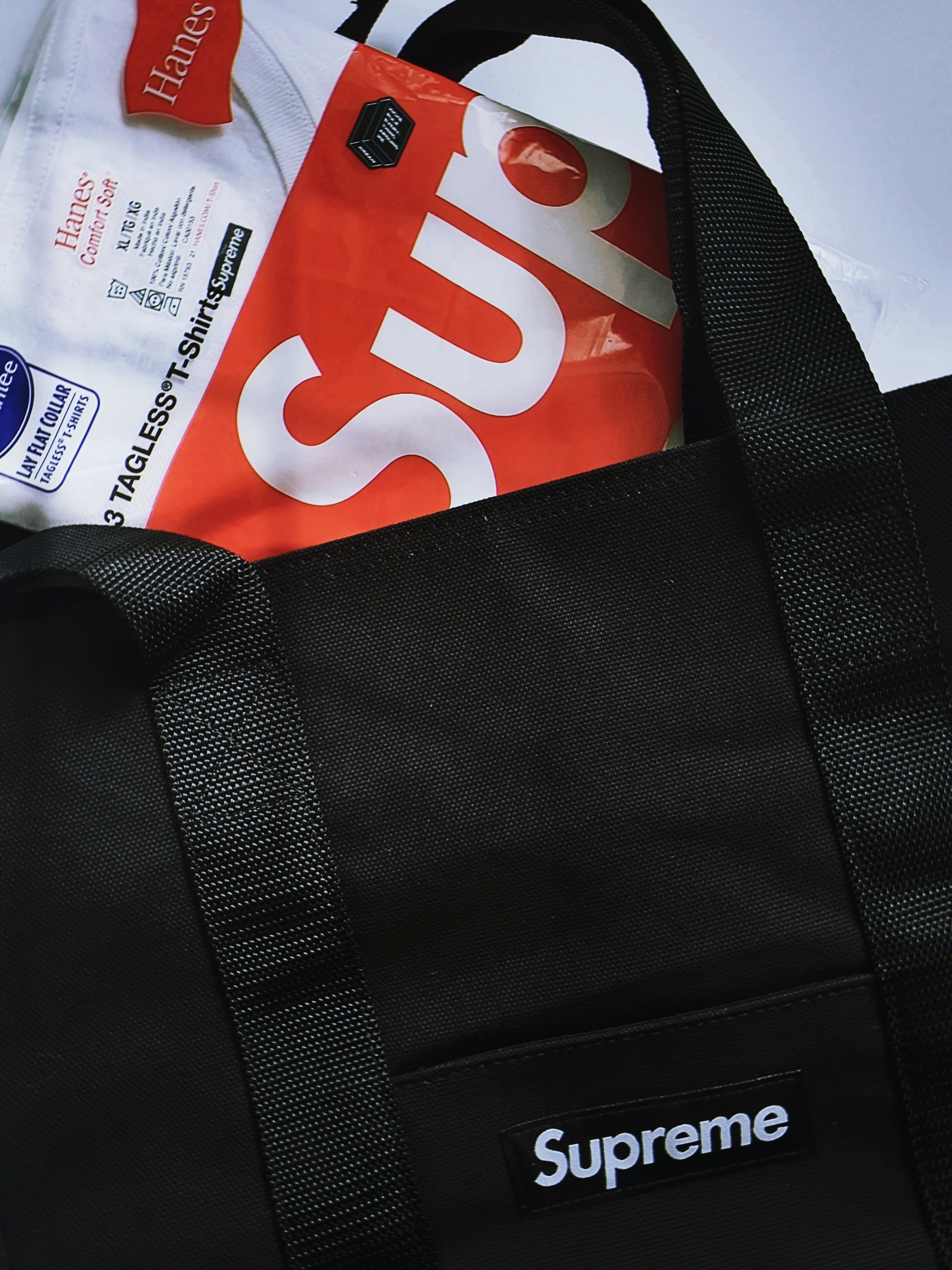 Supreme Canvas Tote Black, Supreme Hanes Tagless T-Shirt White (3 Pack) 착용 스타일