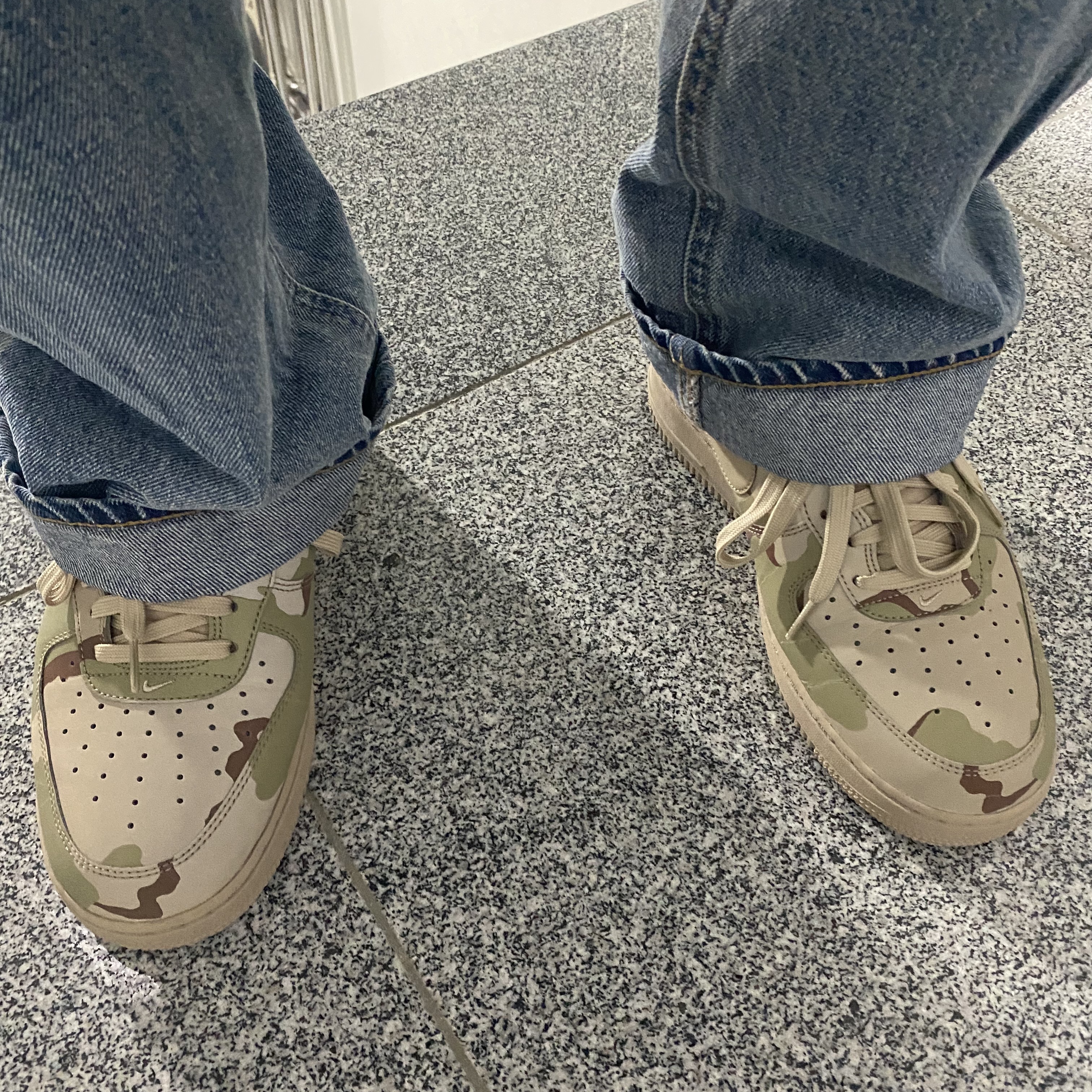 Nike Air Force 1 Low Reflective Desert Camo 착용 스타일