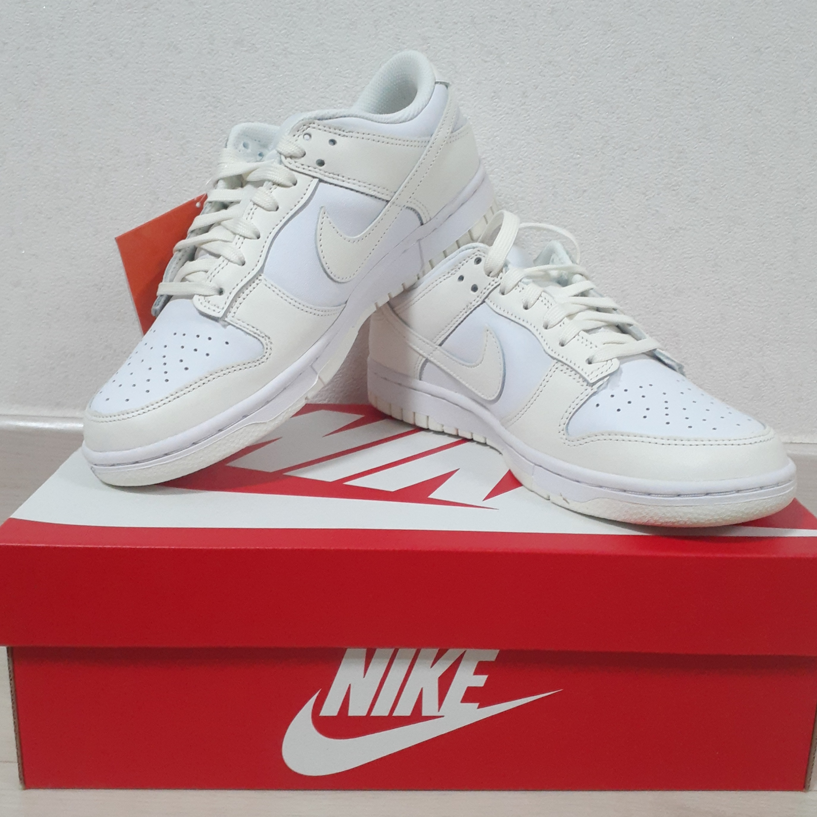 (W) Nike Dunk Low White and Sail 착용 스타일 - 1