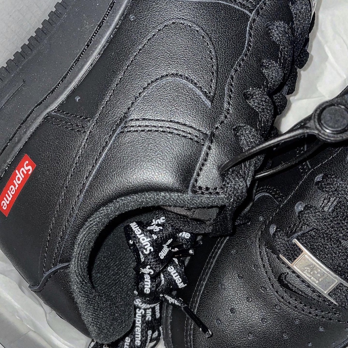 Nike x Supreme Air Force 1 Low Black 착용 스타일 - 2