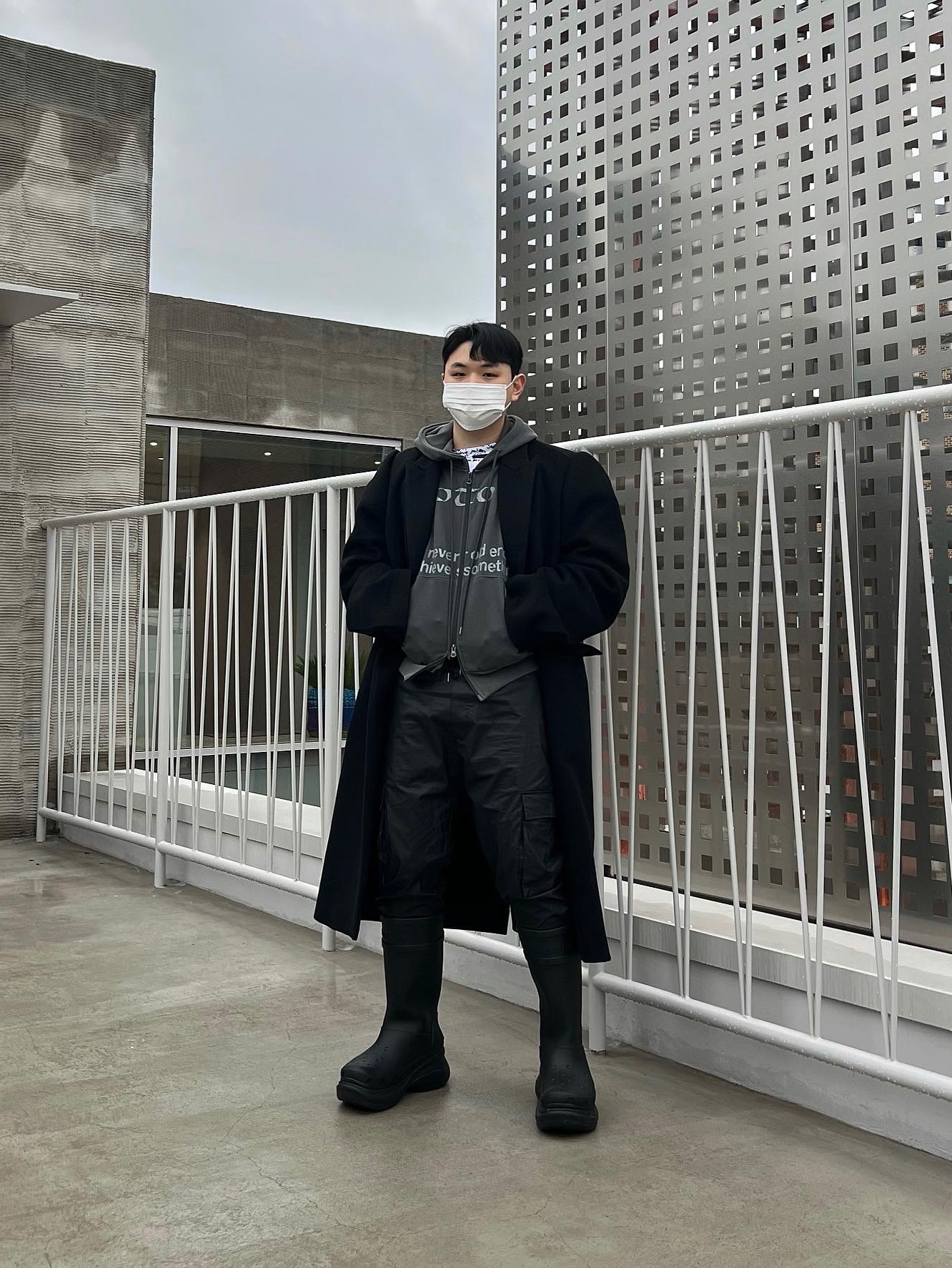 Balenciaga x Crocs Rubber Boot Black 착용 스타일 - 1