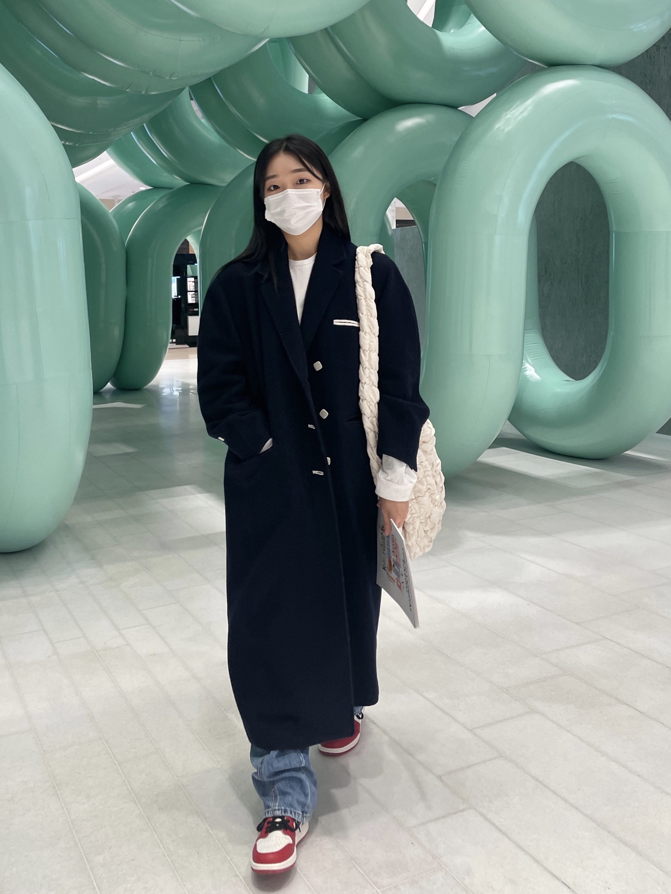 COS Quilted Oversized Shoulder Bag Off White Light Beige, Jordan 1 Retro High OG Chicago 2022 착용 스타일 - 1