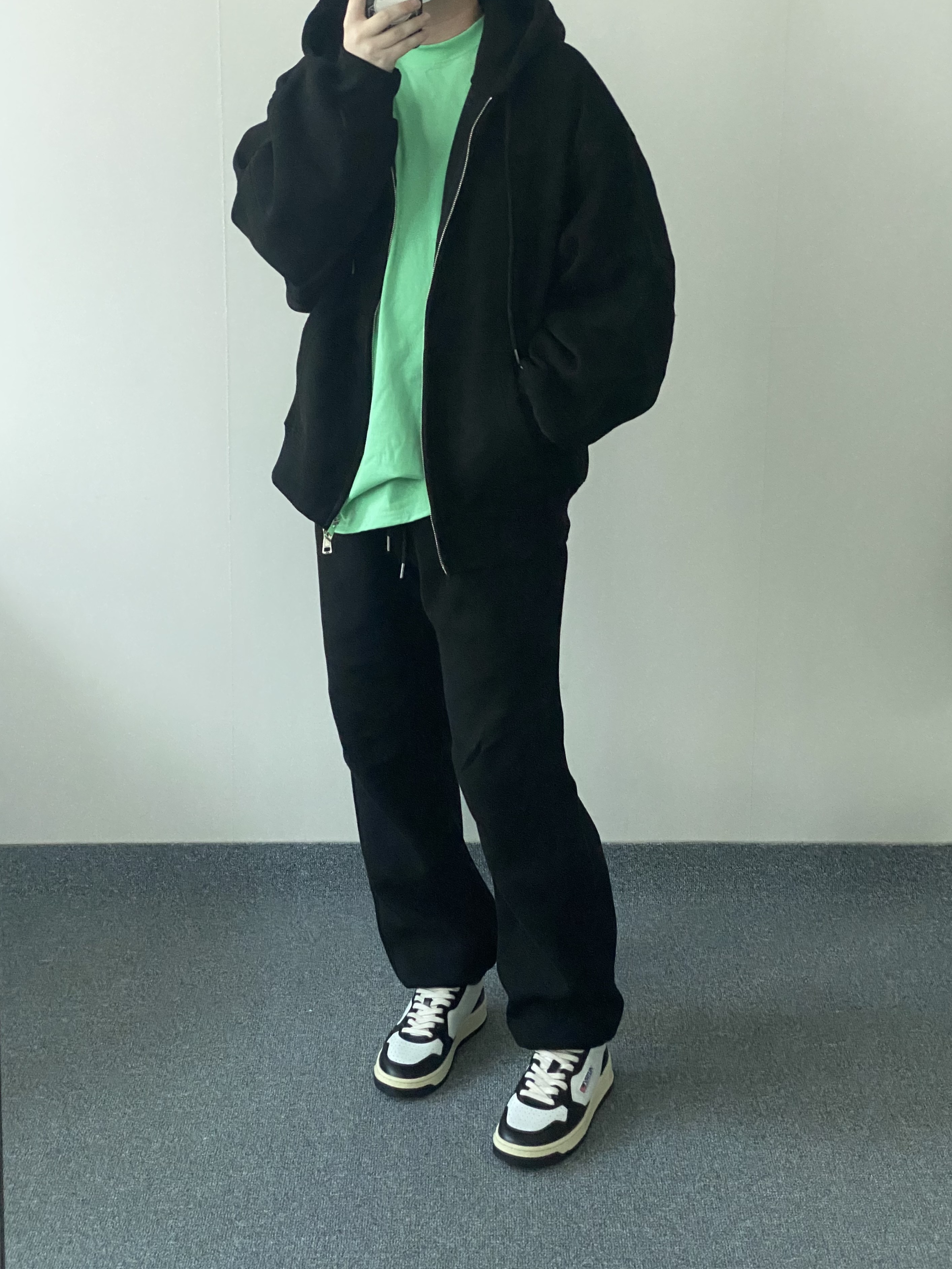 (W) Autry Medalist Low Leather Sneakers Black White, Autry Medalist Low Leather Sneakers Black White 착용 스타일 - 2