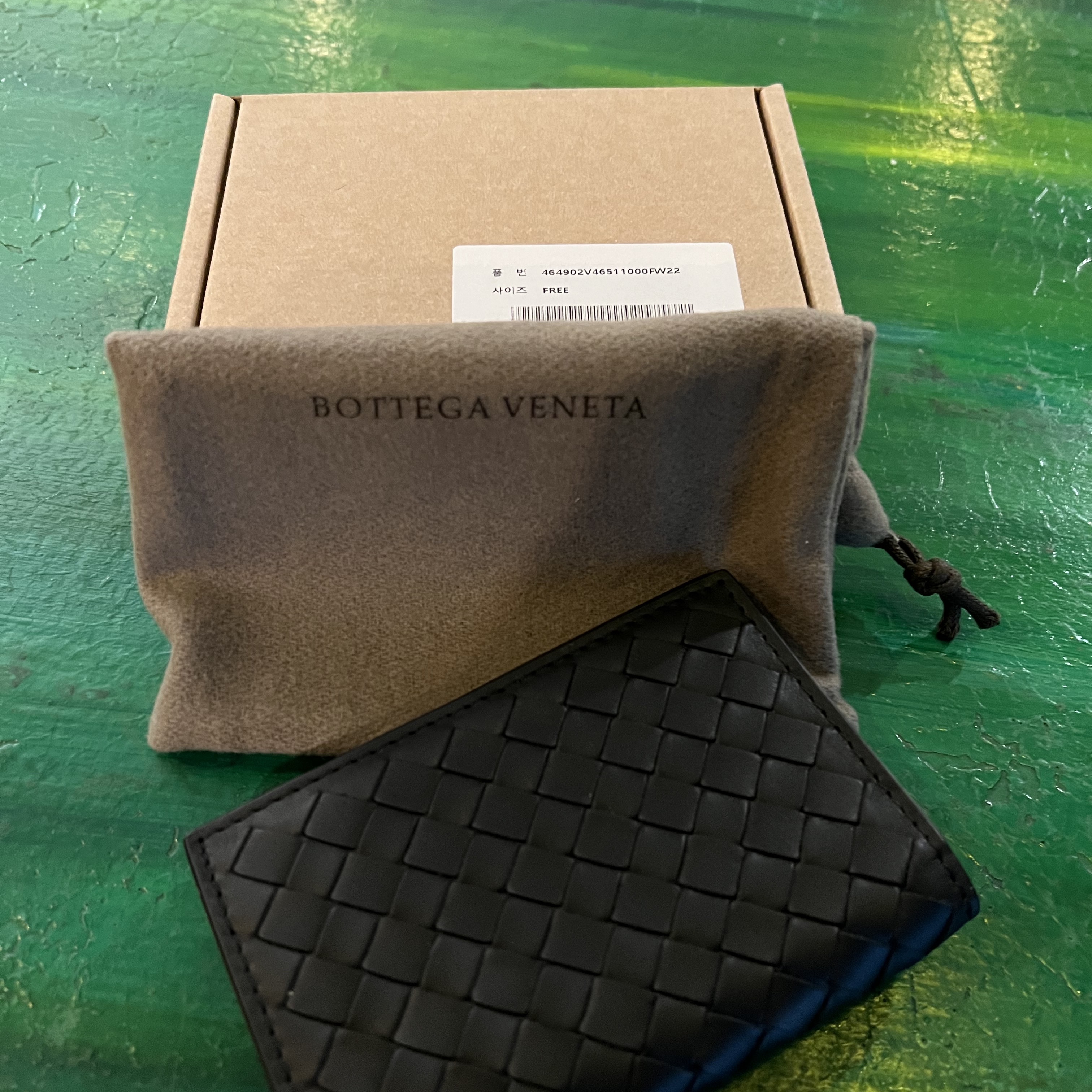 Bottega Veneta Flap Card Case Black 착용 스타일