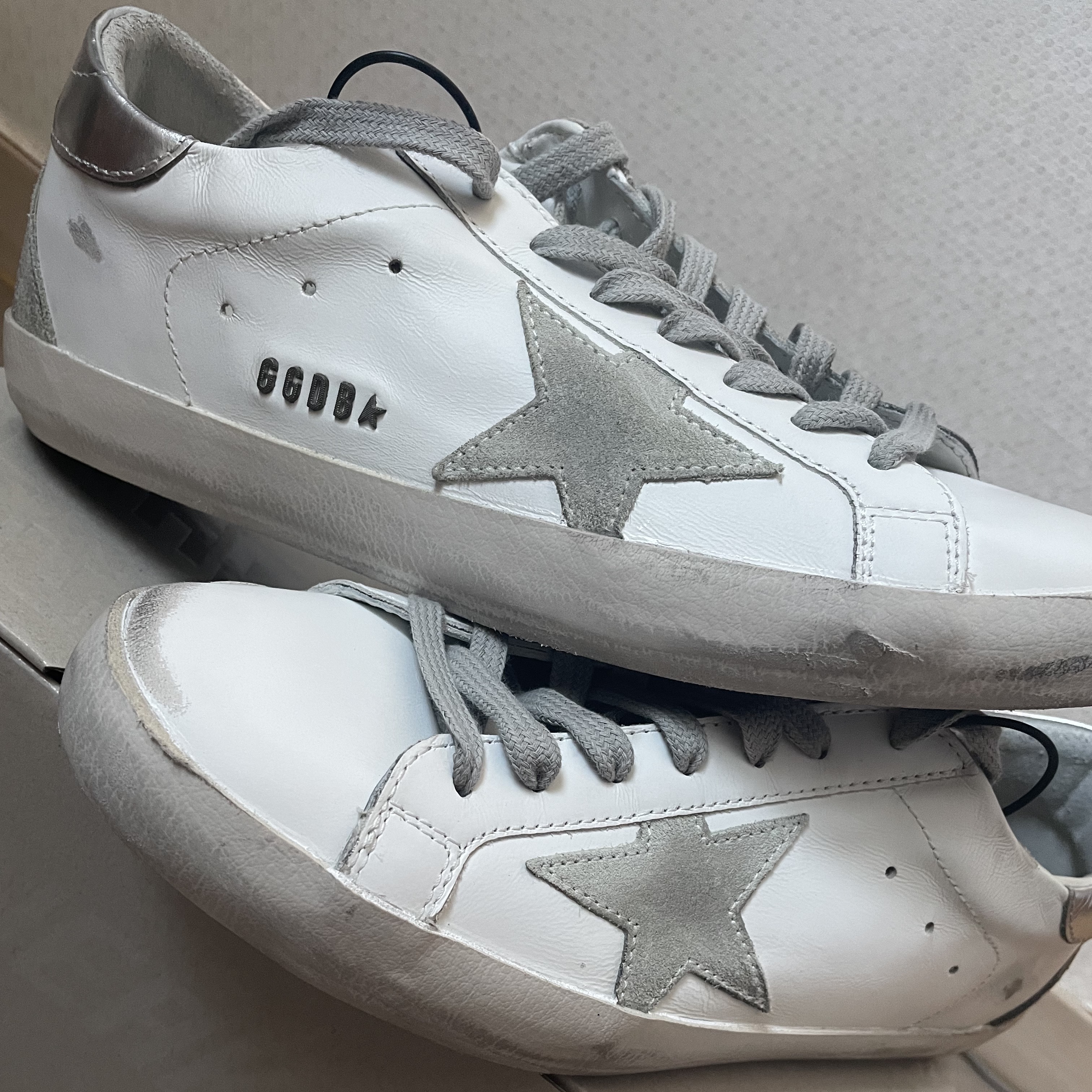 Golden Goose Superstar White Silver Heel Tab Sneakers 착용 스타일