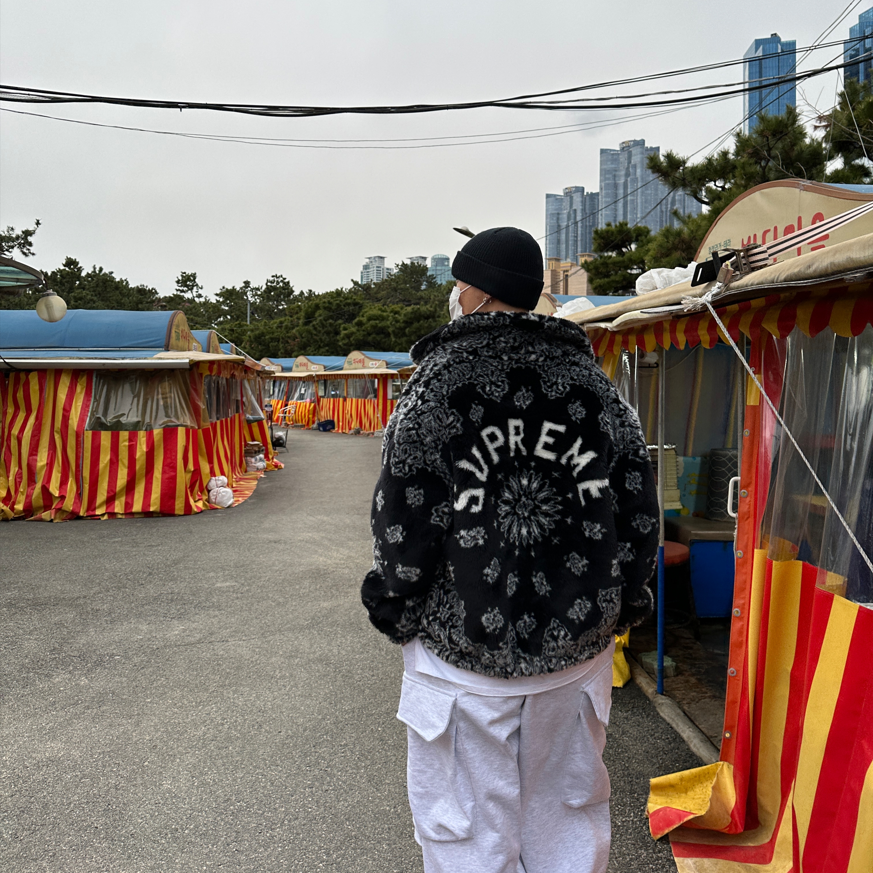 Supreme Bandana Faux Fur Bomber Jacket Black - 21SS 착용 스타일