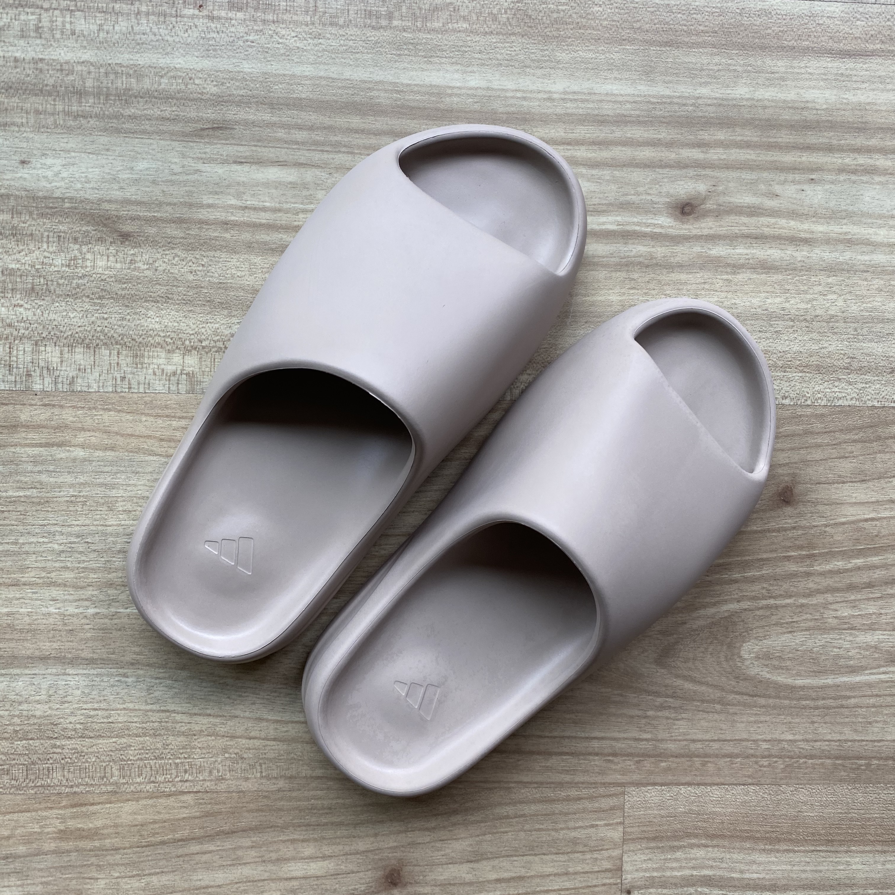 Adidas Yeezy Slide Pure 착용 스타일