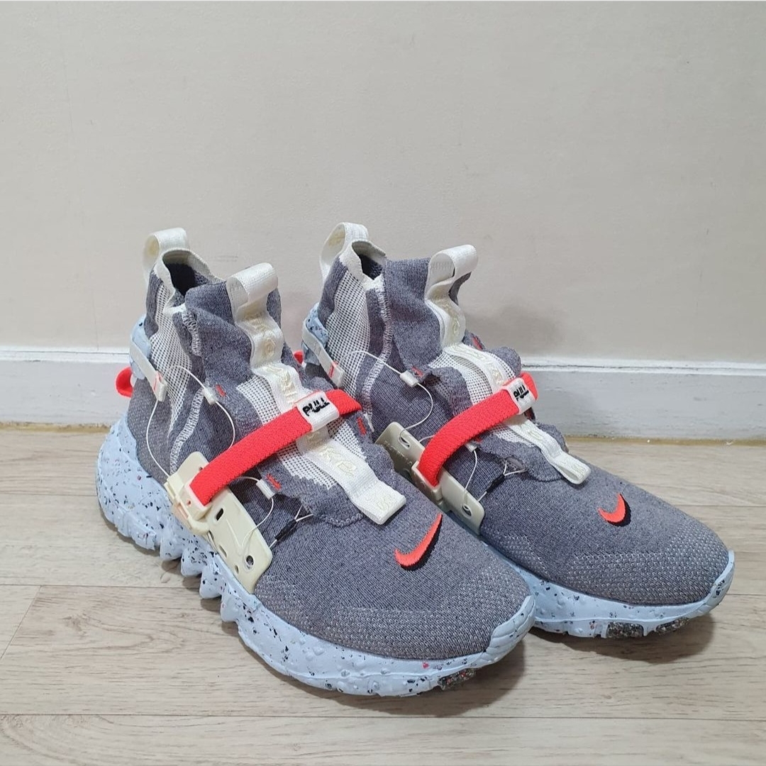 Nike Space Hippie 03 Vast Grey Hyper Crimson 착용 스타일
