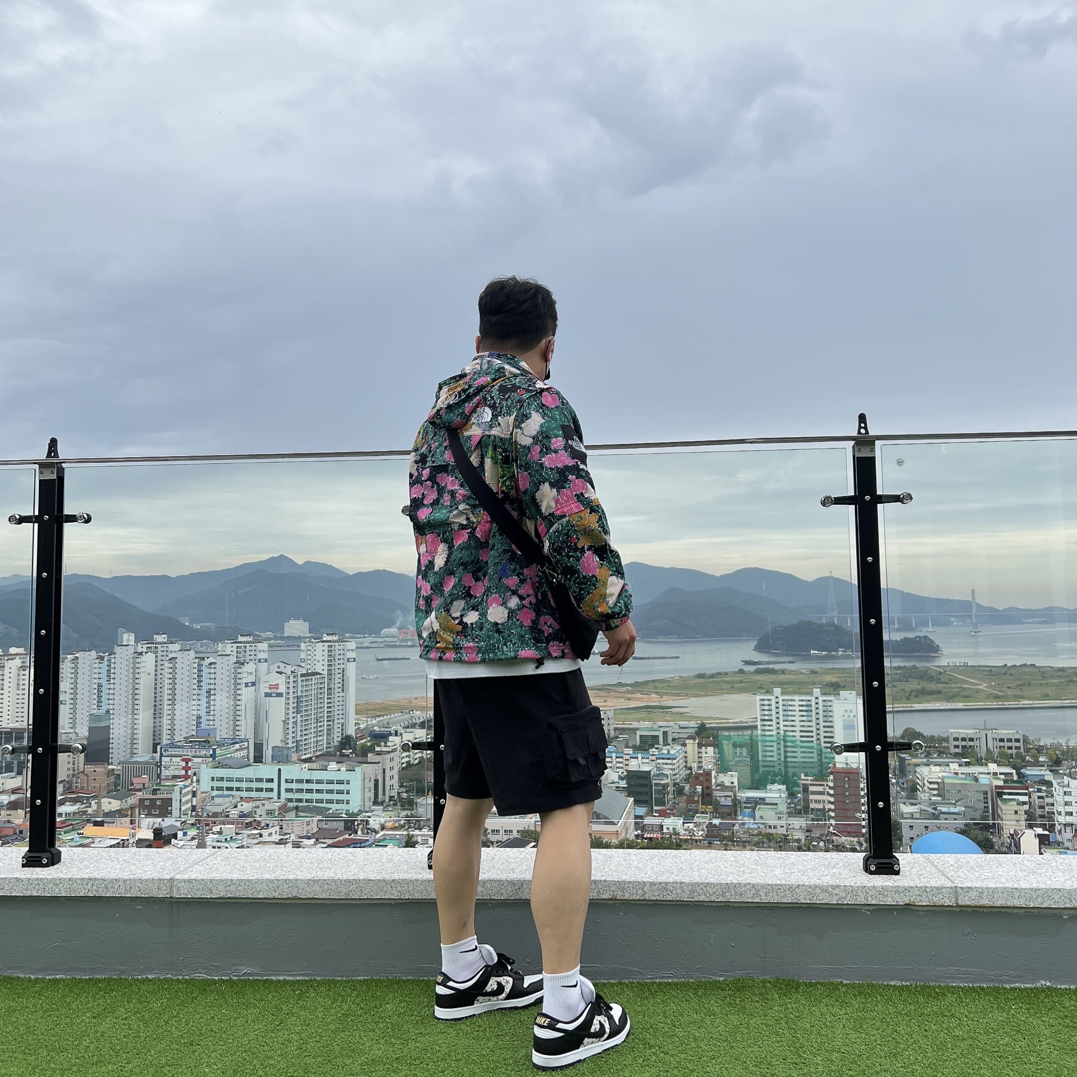 Supreme x The North Face Trekking Convertible Jacket Flowers - 22SS, Nike x Supreme SB Dunk Low Black 착용 스타일