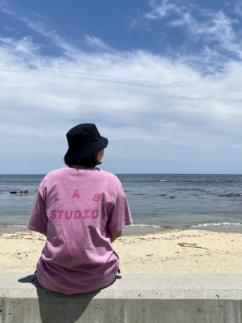 Arc'teryx Sinsolo Hat Black, IAB Studio Pigment T-Shirt Magenta 착용 스타일