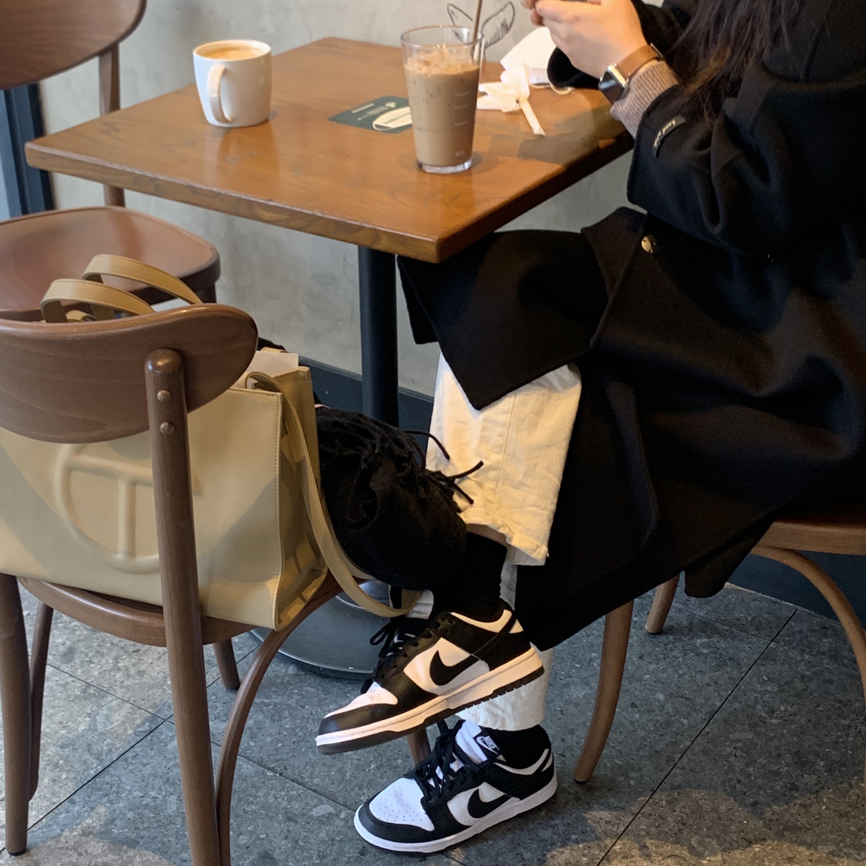 (W) Nike Dunk Low Black, Telfar Medium Shopping Bag Cream 착용 스타일