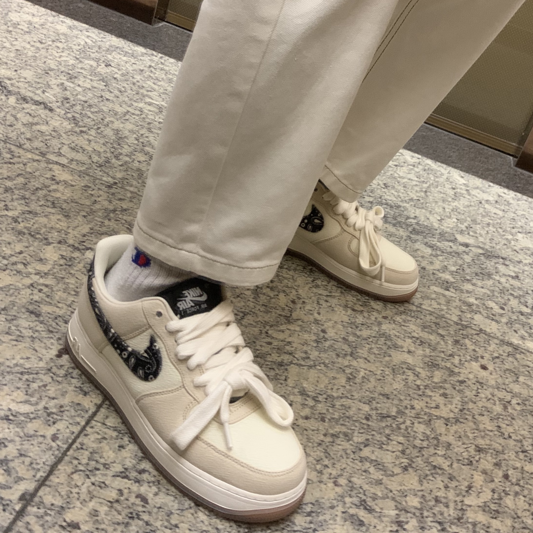 Nike Air Force 1 '07 LV8 Paisley Swoosh 착용 스타일 - 2