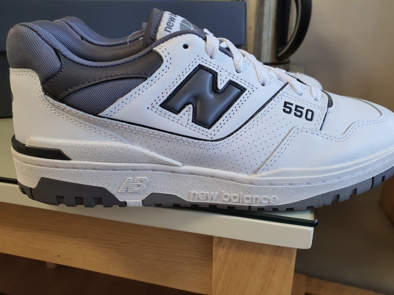 New Balance 550 White Grey Dark Grey - 2E Wide 착용 스타일 - 2