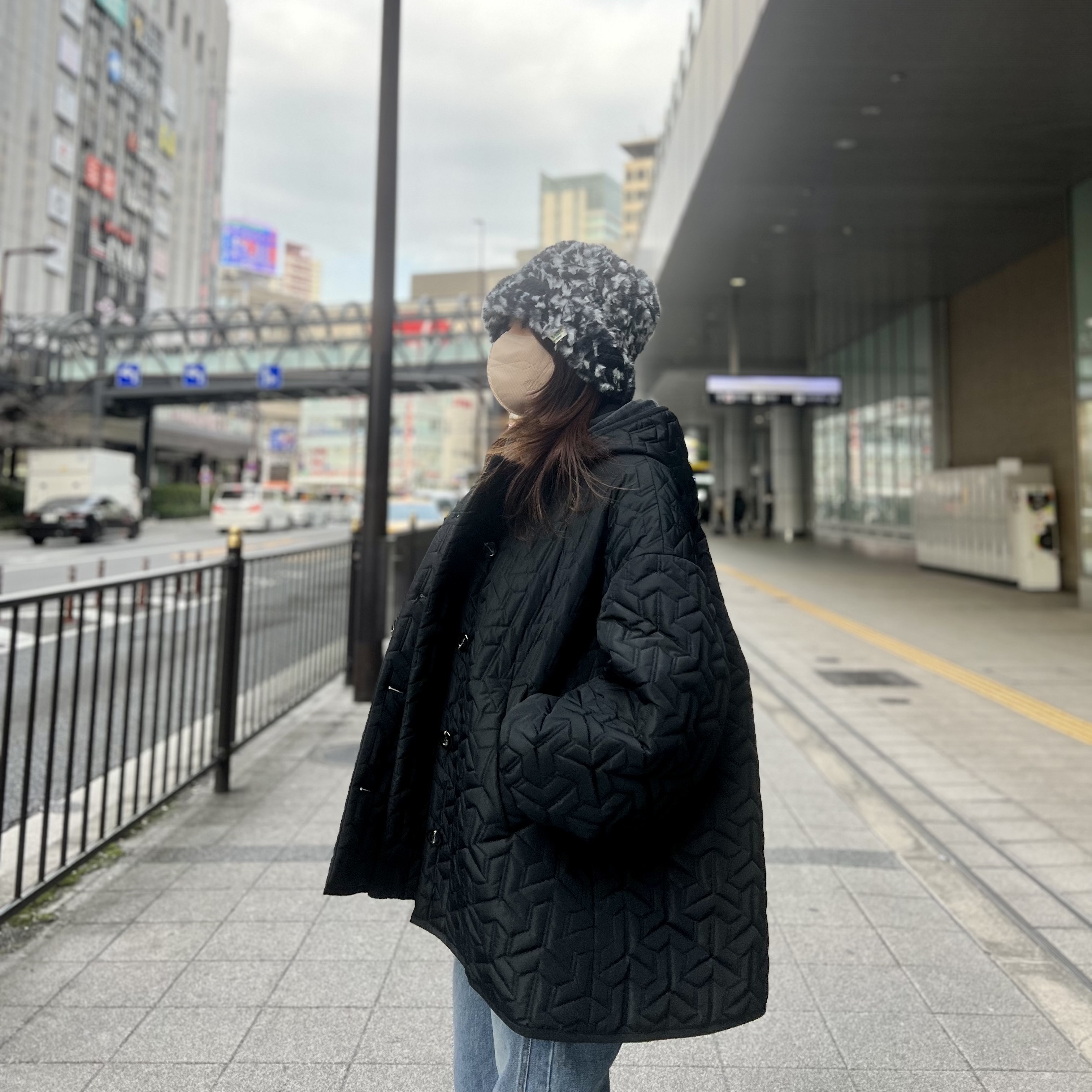 COS Quilted Oversized Shoulder Bag Purple 착용 스타일 - 1