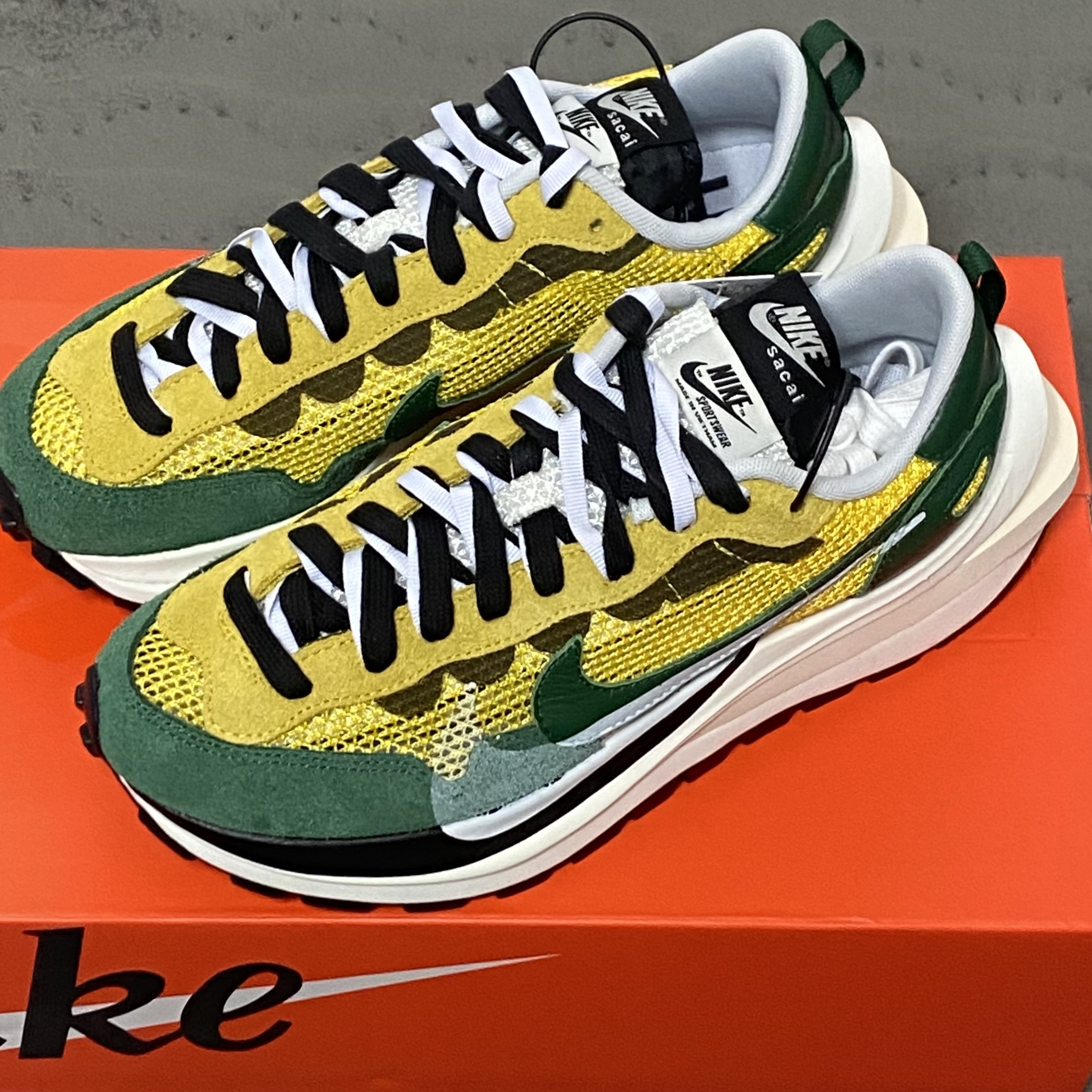 Nike x Sacai VaporWaffle Tour Yellow & Gorge Green Sail 착용 스타일