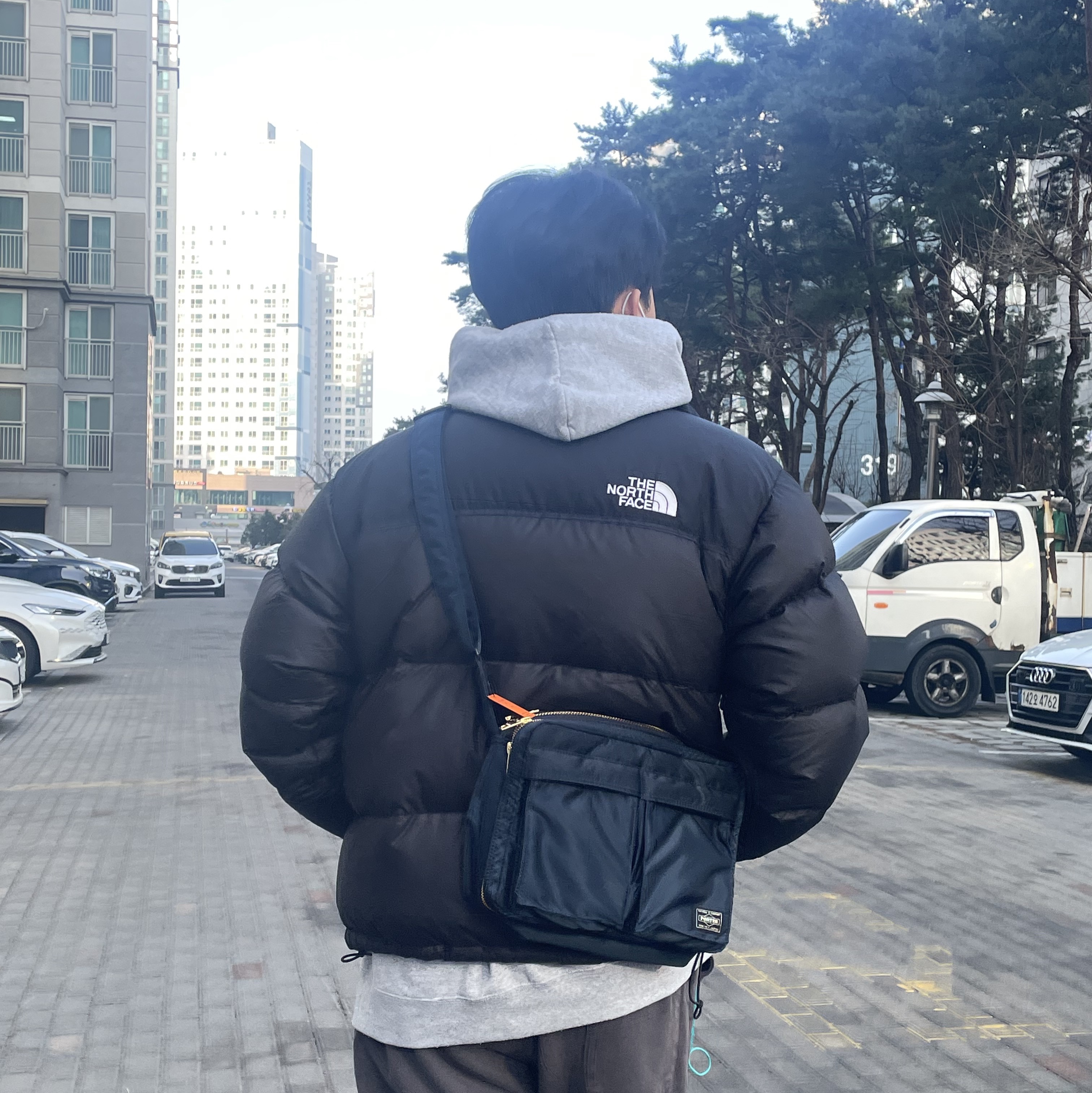 Porter Tanker Shoulder Bag L Iron Blue 착용 스타일