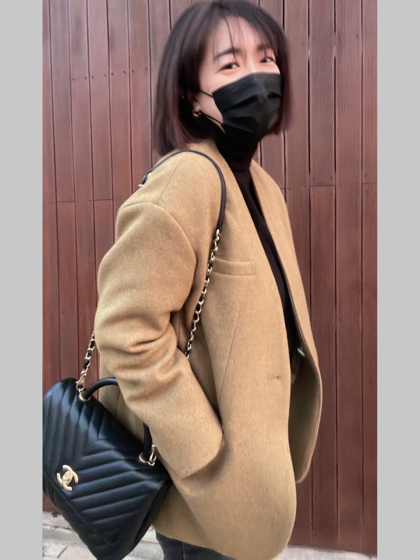Chanel Large Flap Bag with Top Handle Grained Calfskin & Silver Black 착용 스타일