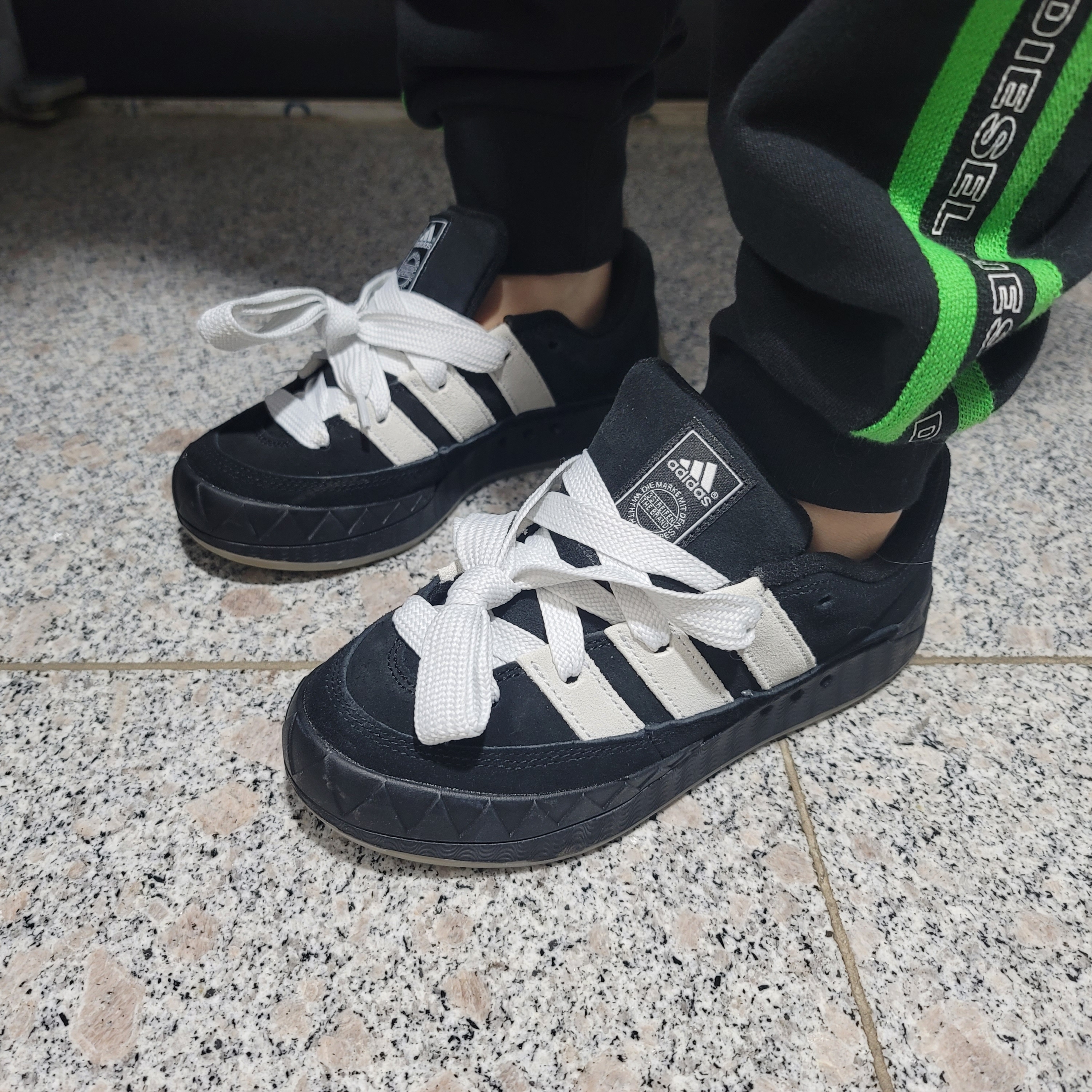 Adidas Adimatic Core Black Crystal White 착용 스타일 - 1