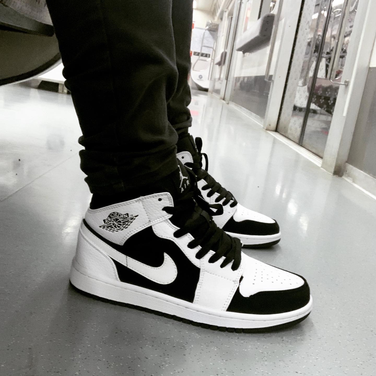 Jordan 1 Mid White Black 착용 스타일 - 2