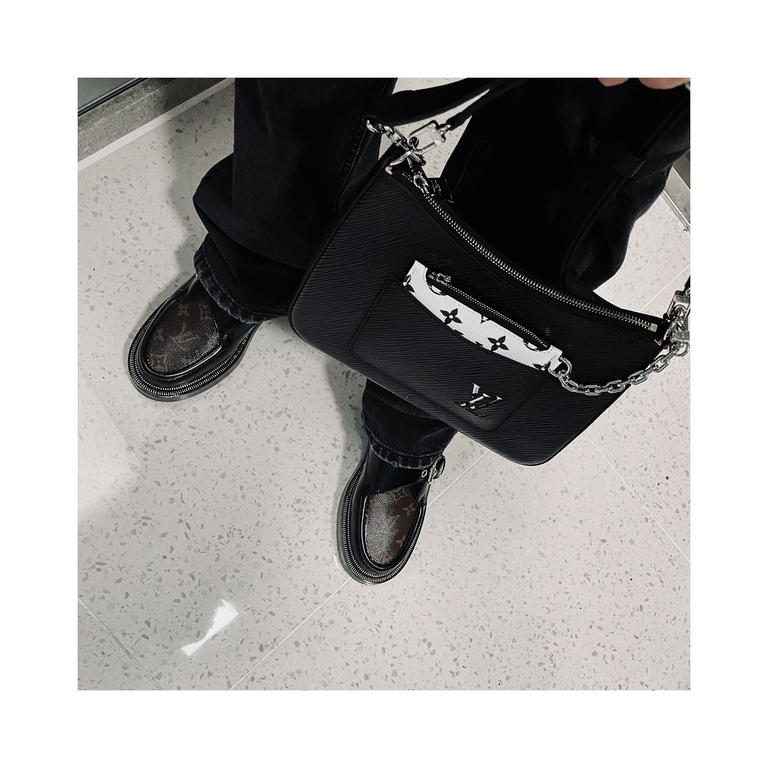 Louis Vuitton Marelle Epi Black 착용 스타일 - 2