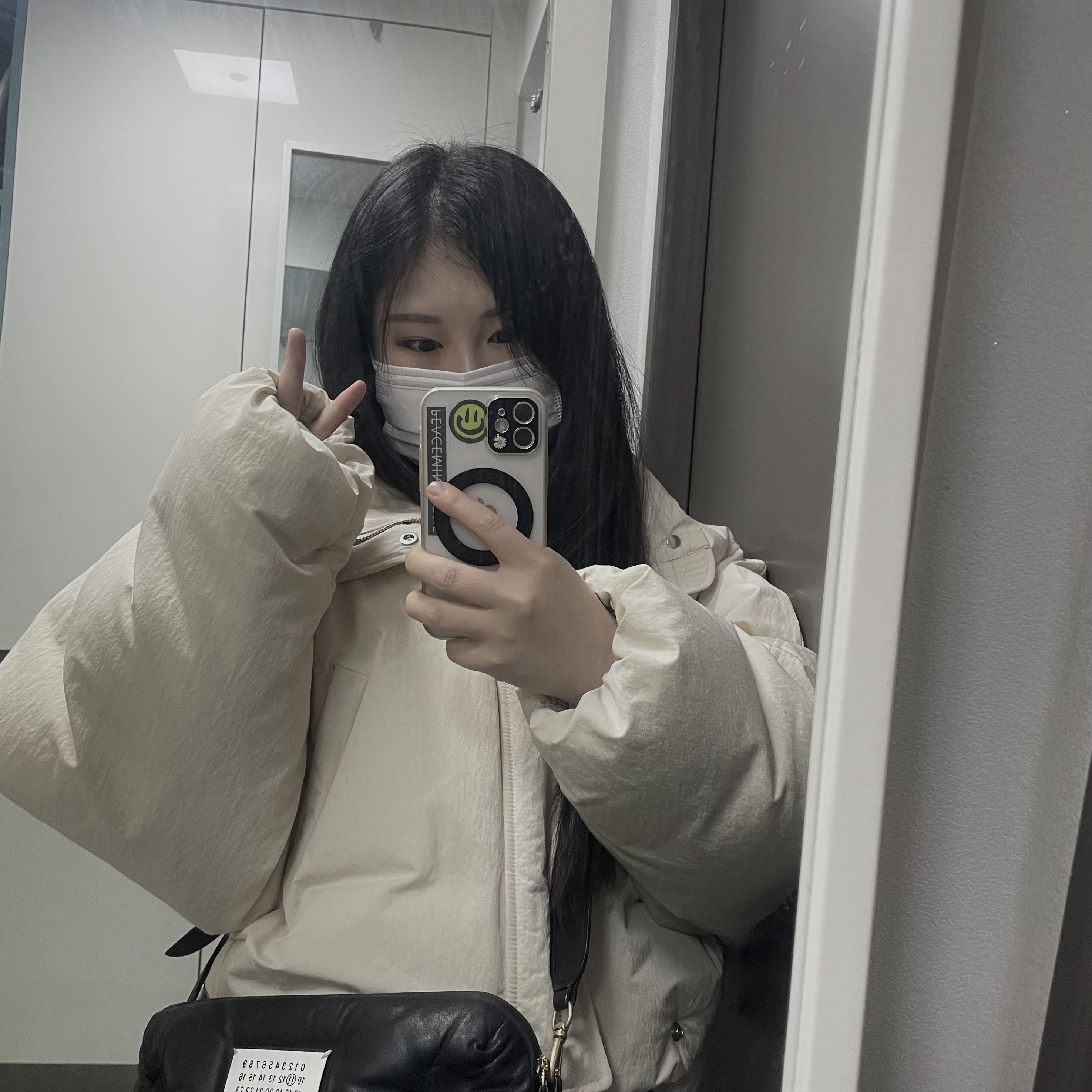 Maison Margiela Glam Slam Leather Shoulder Bag Black, (W) Hoka Bondi 7 Black - Wide 착용 스타일 - 2