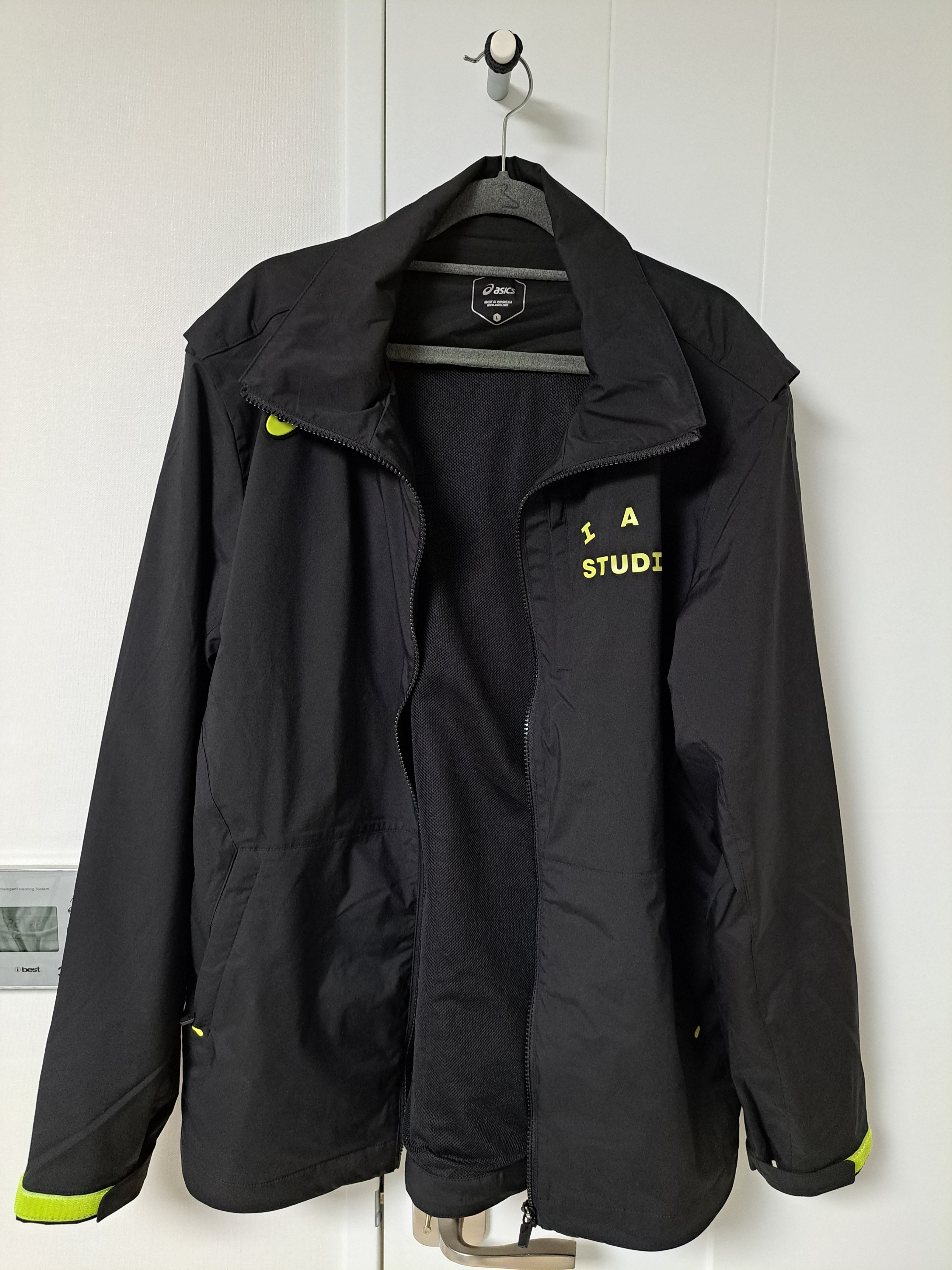 IAB Studio x Asics Windbreaker Black 착용 스타일 - 1